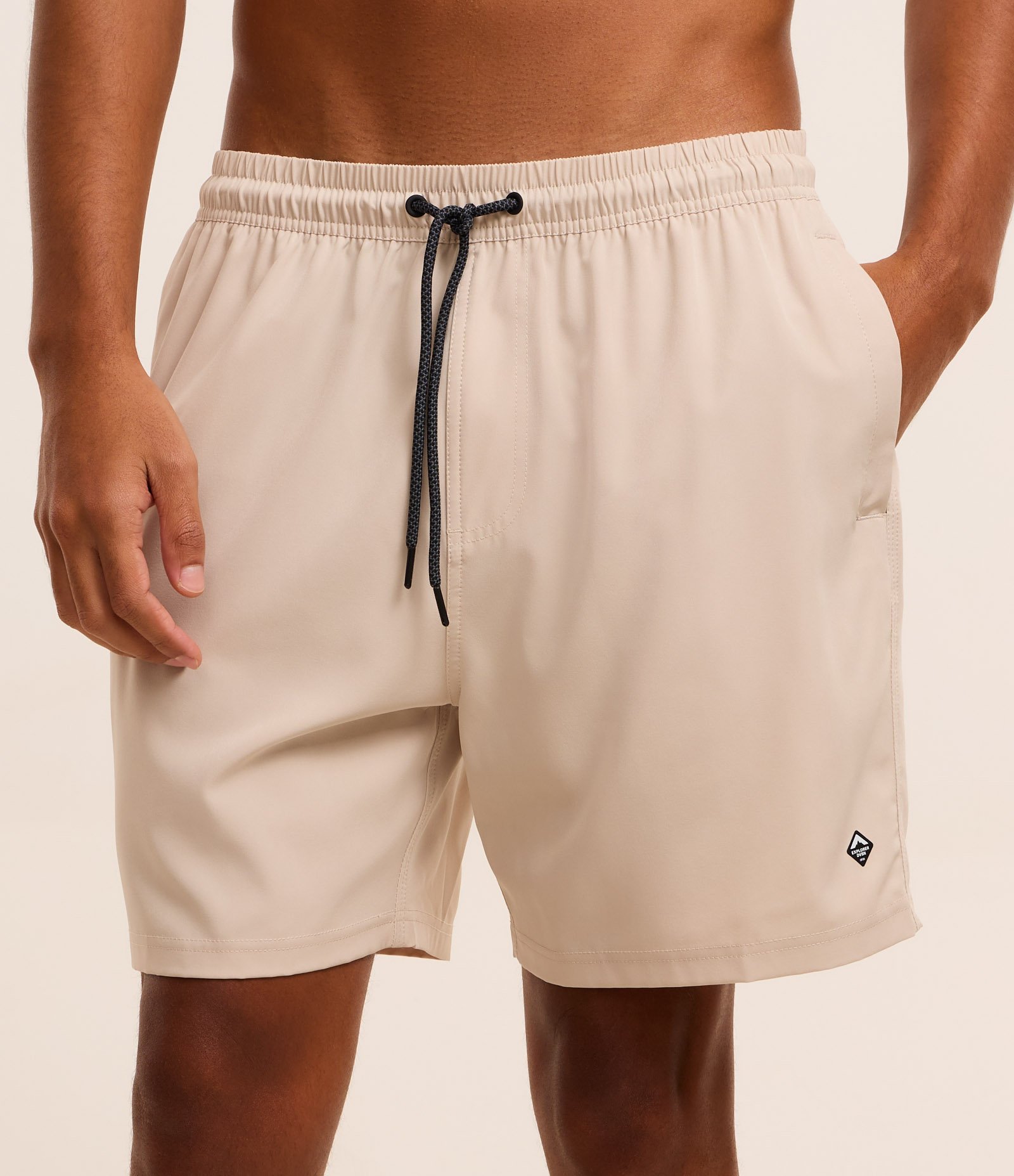 Bermuda com Detalhe de Etiqueta Emborrachada Bege 1