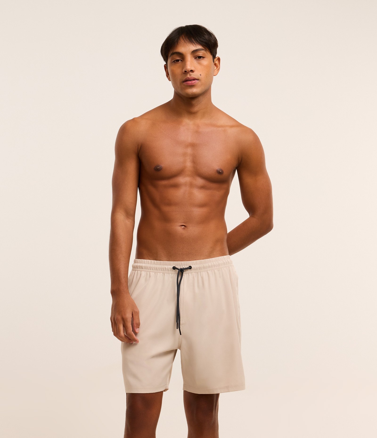 Bermuda com Detalhe de Etiqueta Emborrachada Bege 2