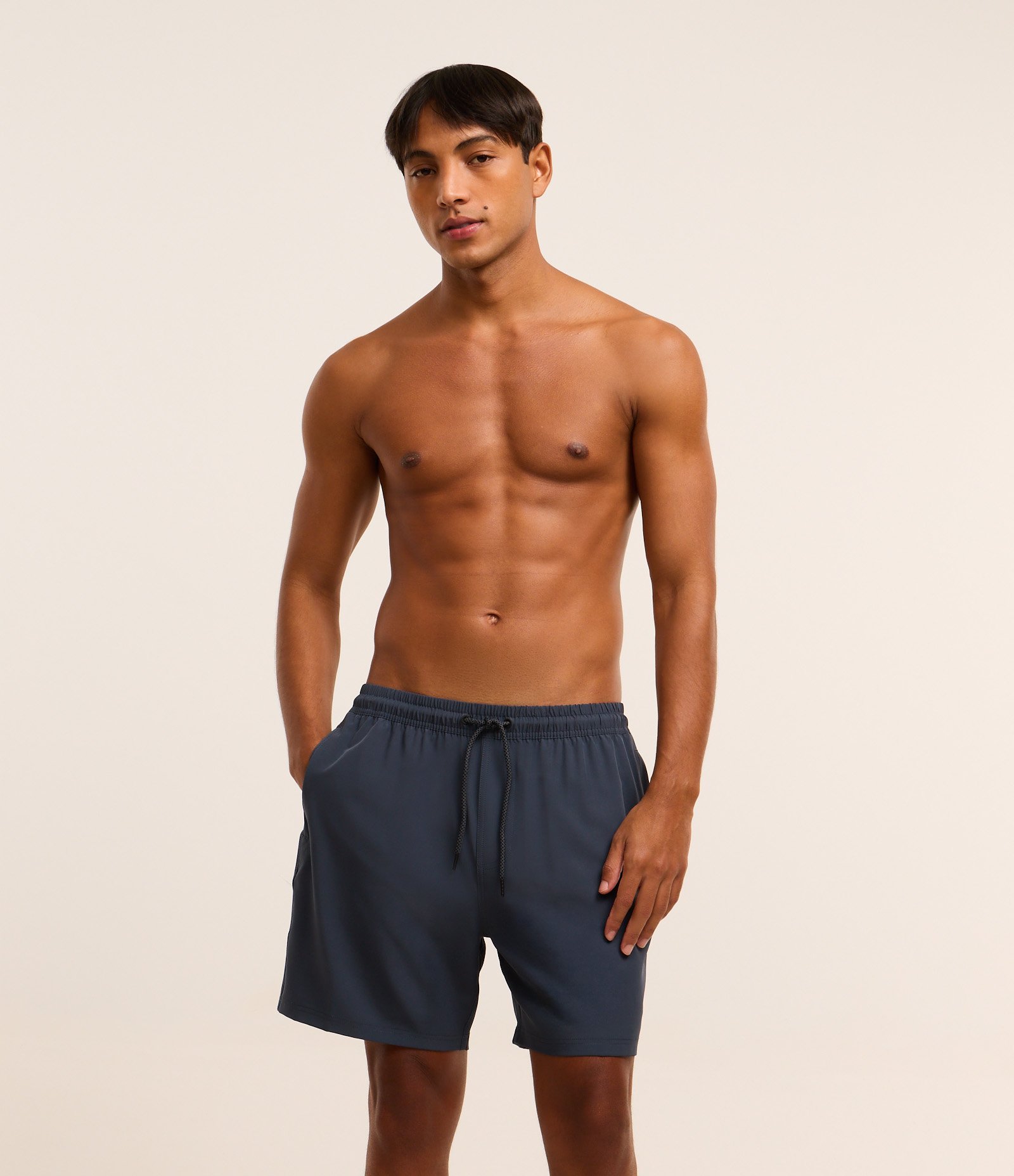 Bermuda com Detalhe de Etiqueta Emborrachada Azul 2