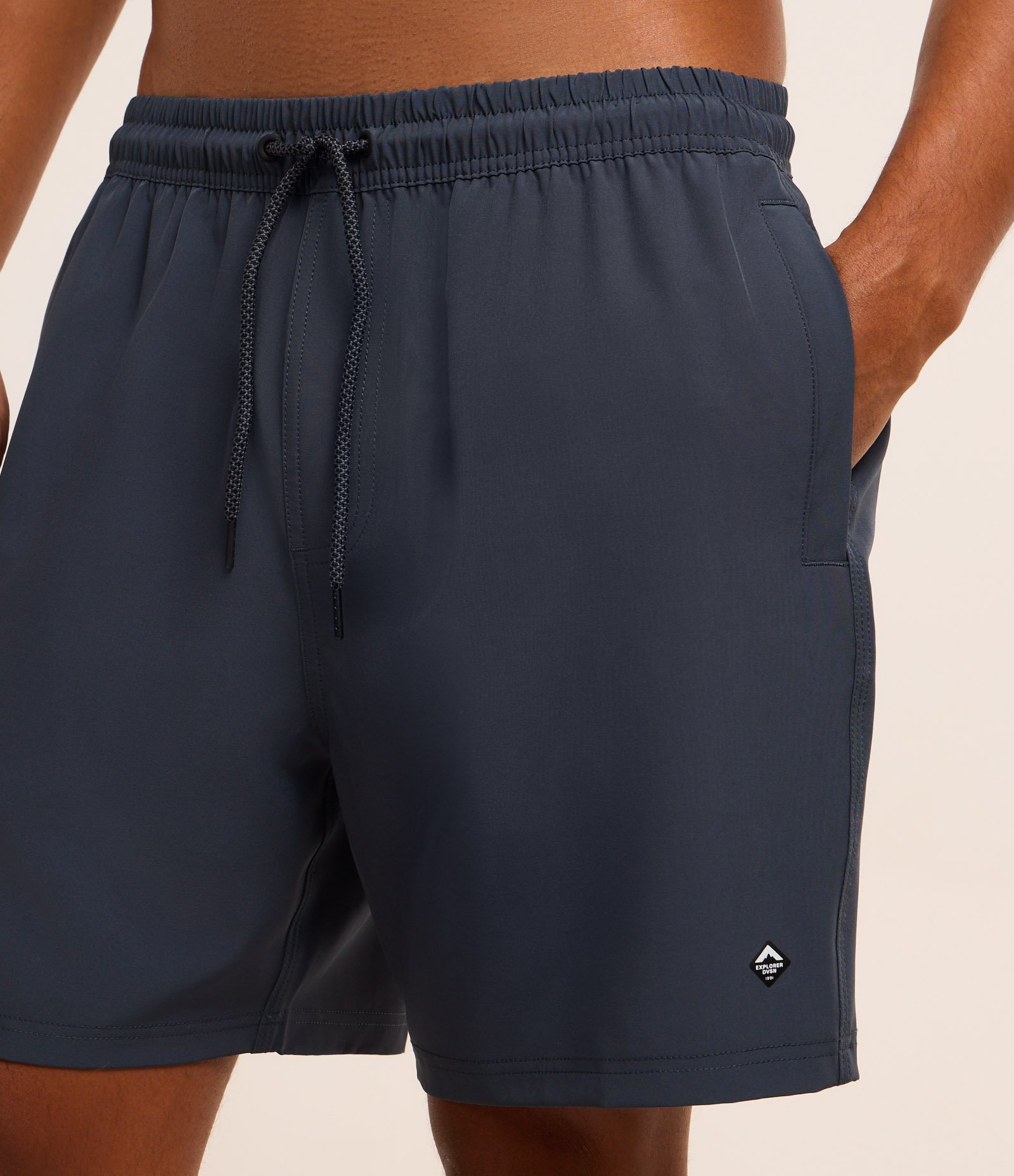 Bermuda com Detalhe de Etiqueta Emborrachada Azul 3