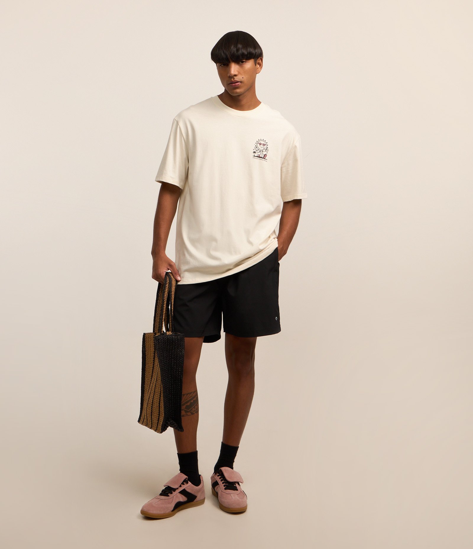 Bermuda com Detalhe de Etiqueta Emborrachada Preto 1