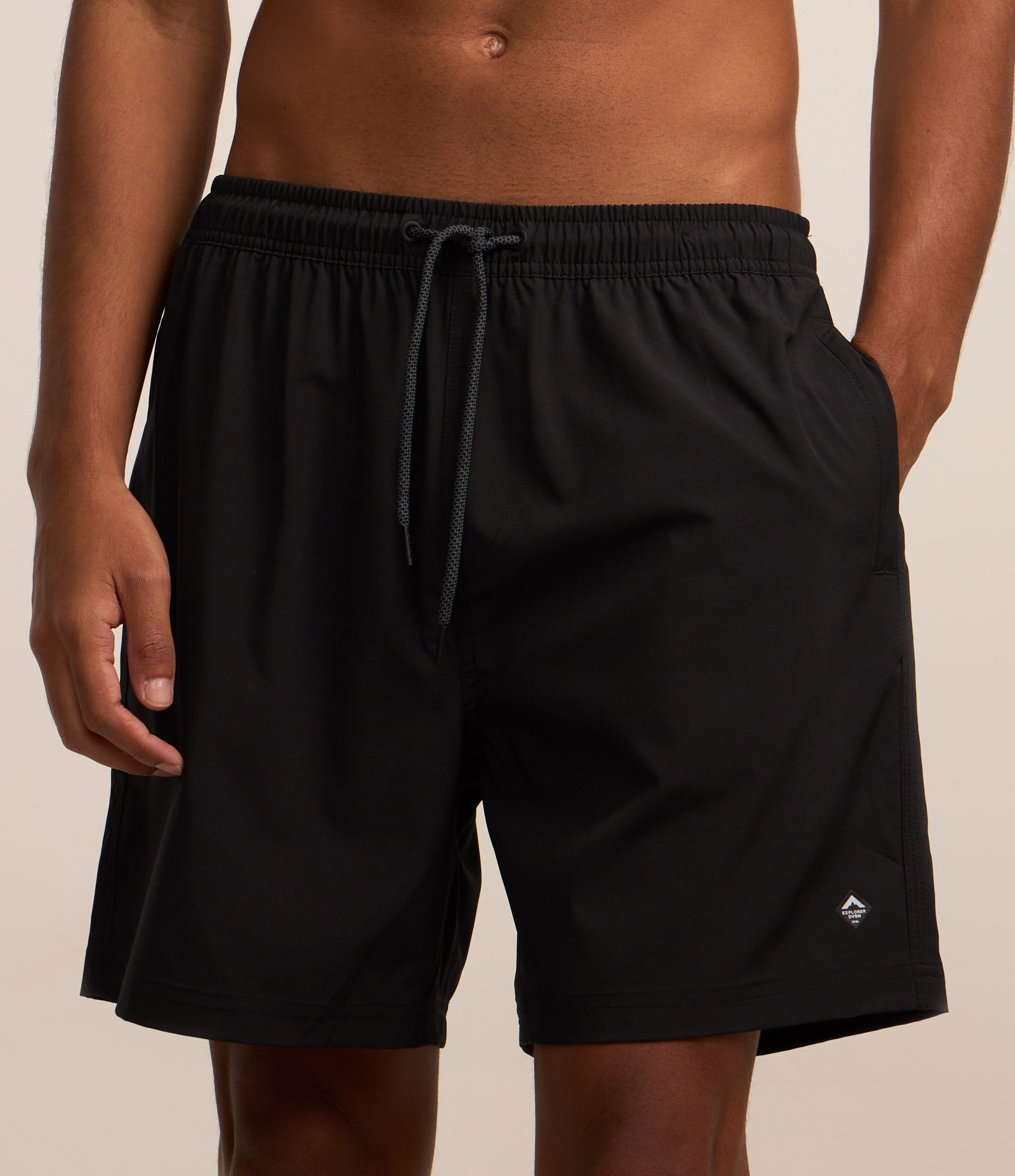 Bermuda com Detalhe de Etiqueta Emborrachada Preto 3