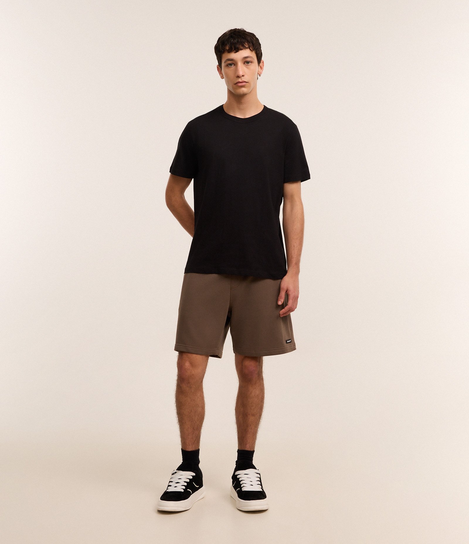 Bermuda Slim em Moletom com Felpa e Bolsos Marrom 1