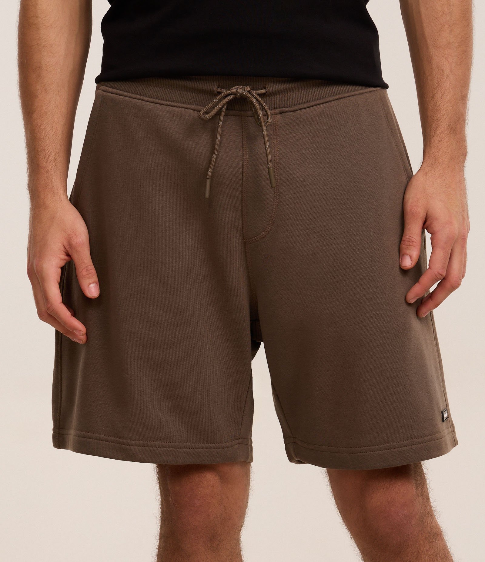 Bermuda Slim em Moletom com Felpa e Bolsos Marrom 2