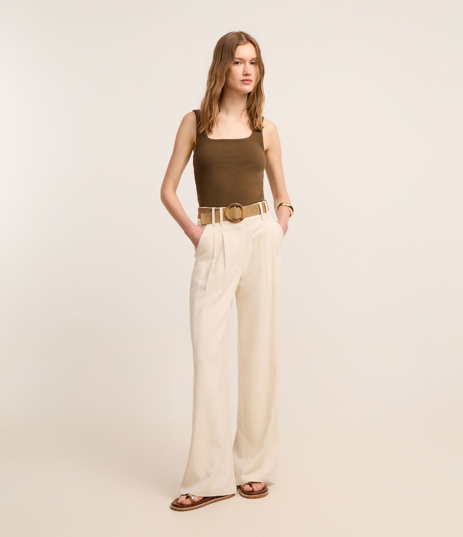 Blusa em Ribana com Decote Quadrada e Alça Larga Marrom 2