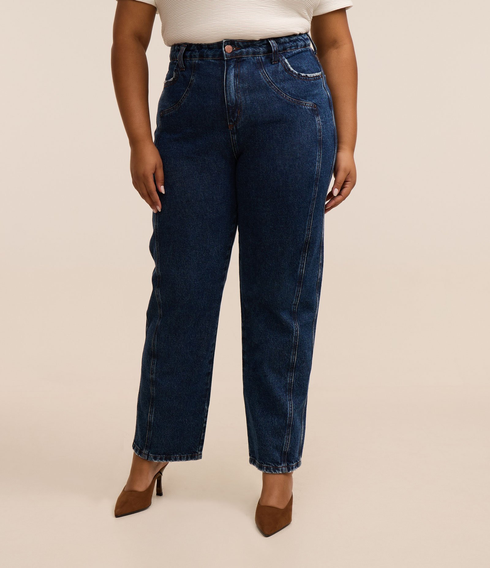 Calça Reta em Jeans com Detalhe de Recortes Curve & Plus Size Azul 2