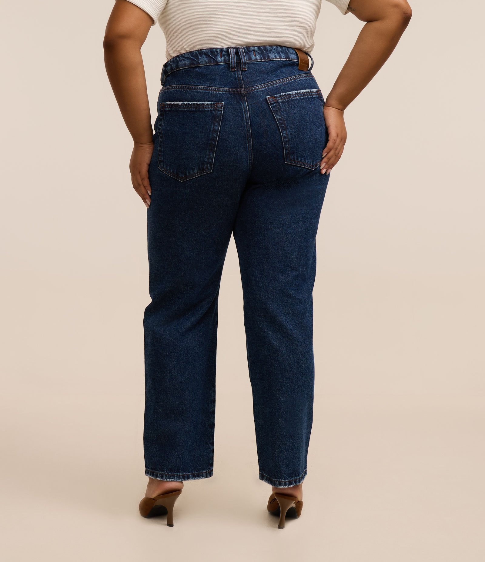 Calça Reta em Jeans com Detalhe de Recortes Curve & Plus Size Azul 3
