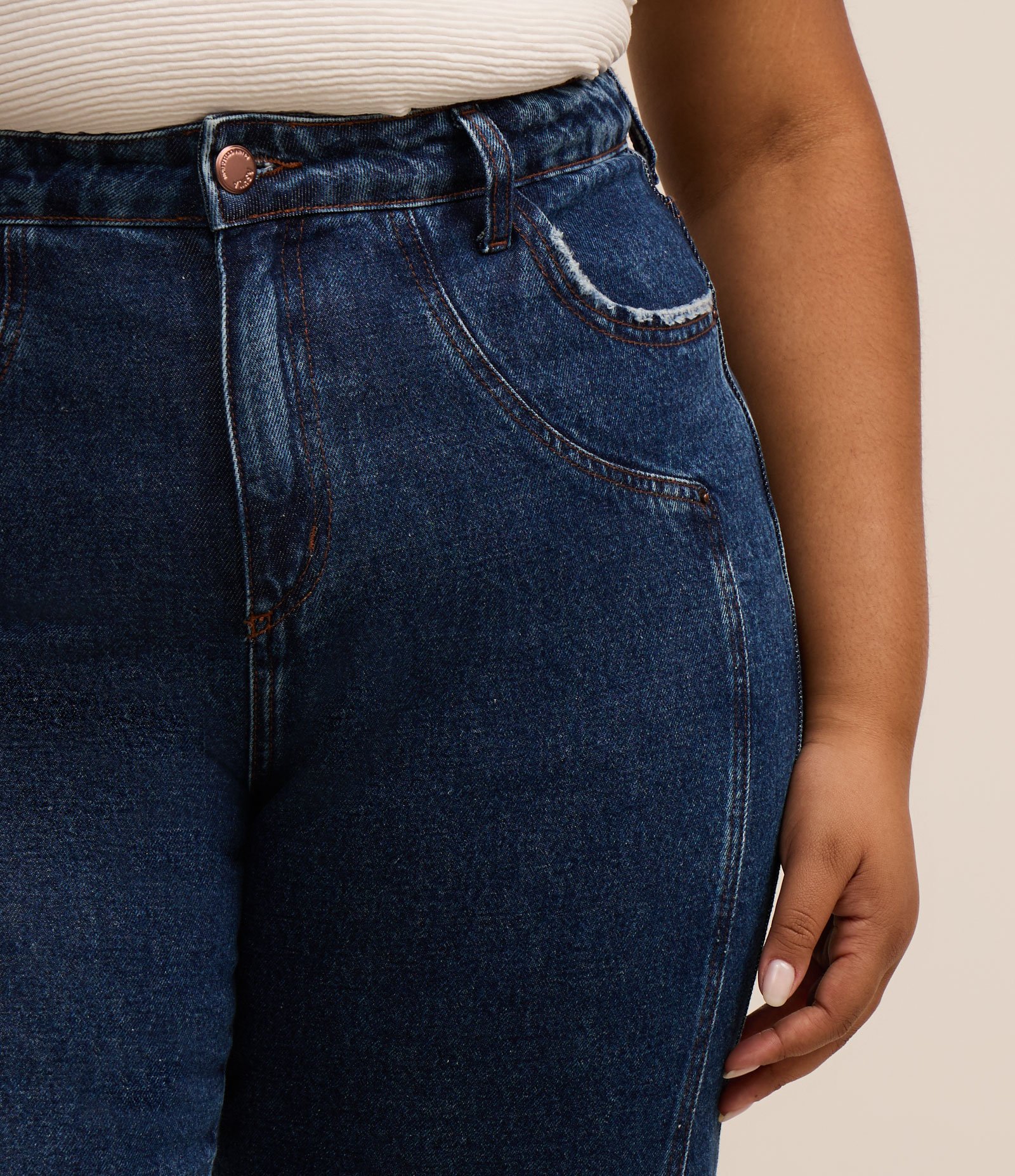 Calça Reta em Jeans com Detalhe de Recortes Curve & Plus Size Azul 5
