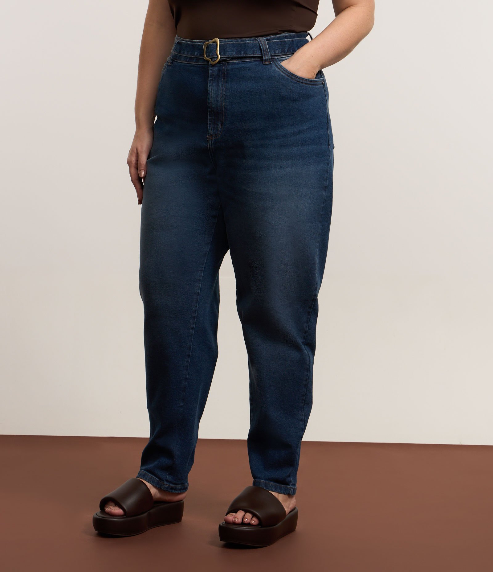 Calça Mom em Jeans com Elastano e Cinto Curve & Plus Size Azul 2