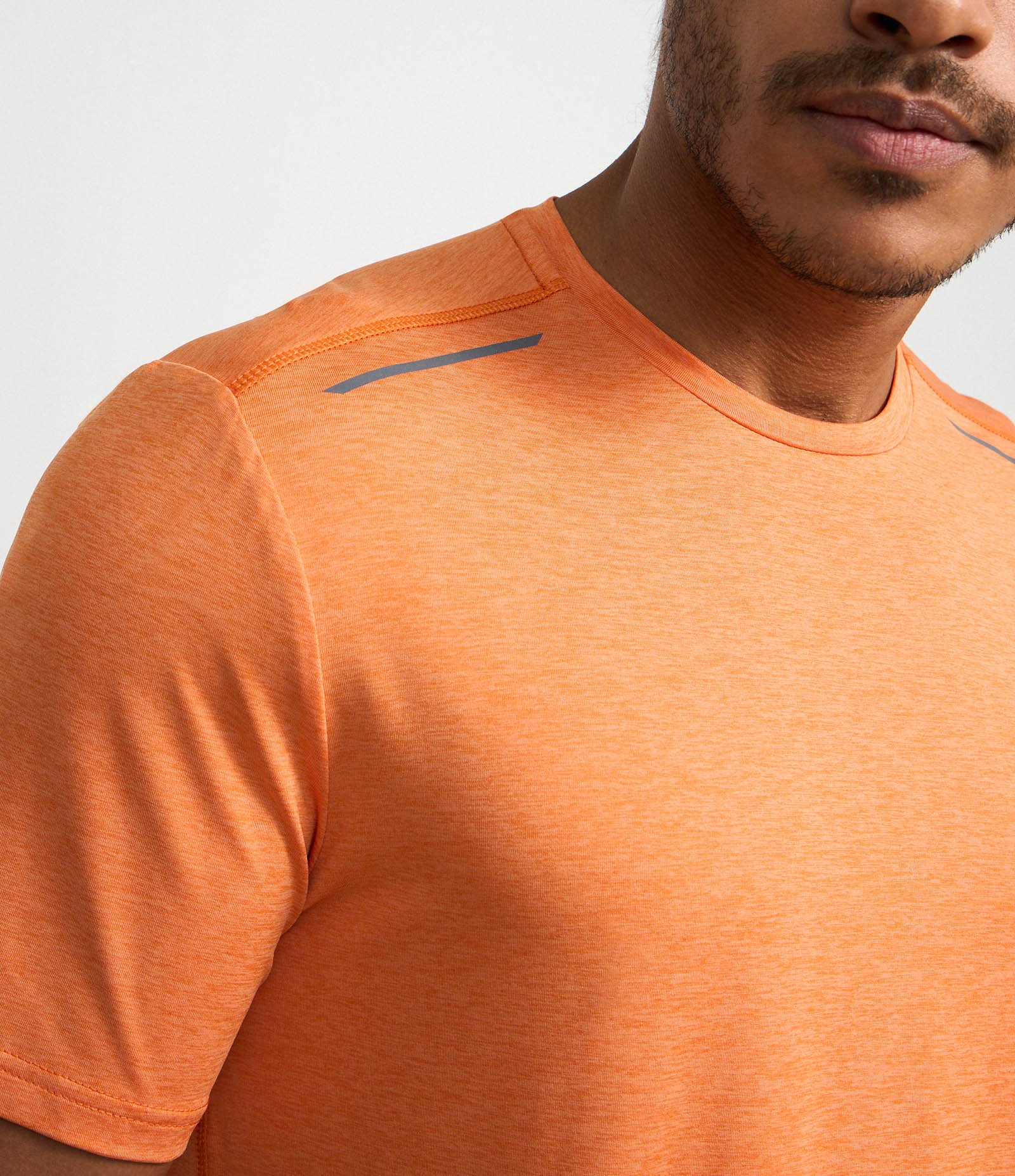 Camiseta Esportiva com Tecnologia Dry e Detalhes Refletivos Laranja 3