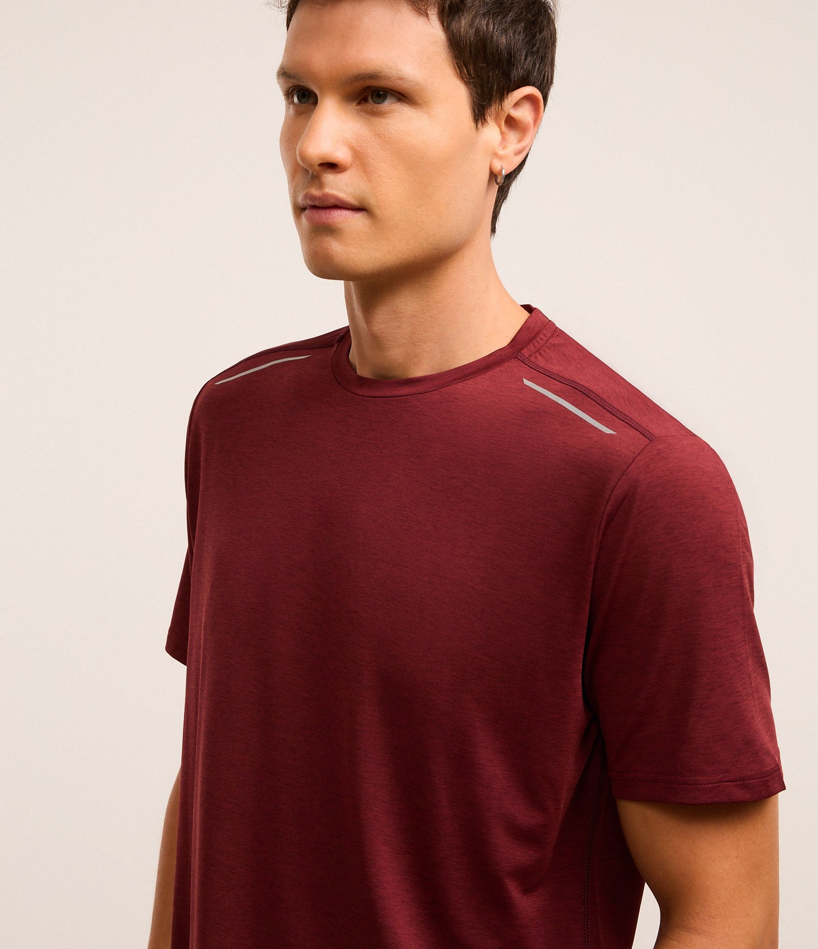 Camiseta Esportiva com Tecnologia Dry e Detalhes Refletivos Vermelho Bordô 8