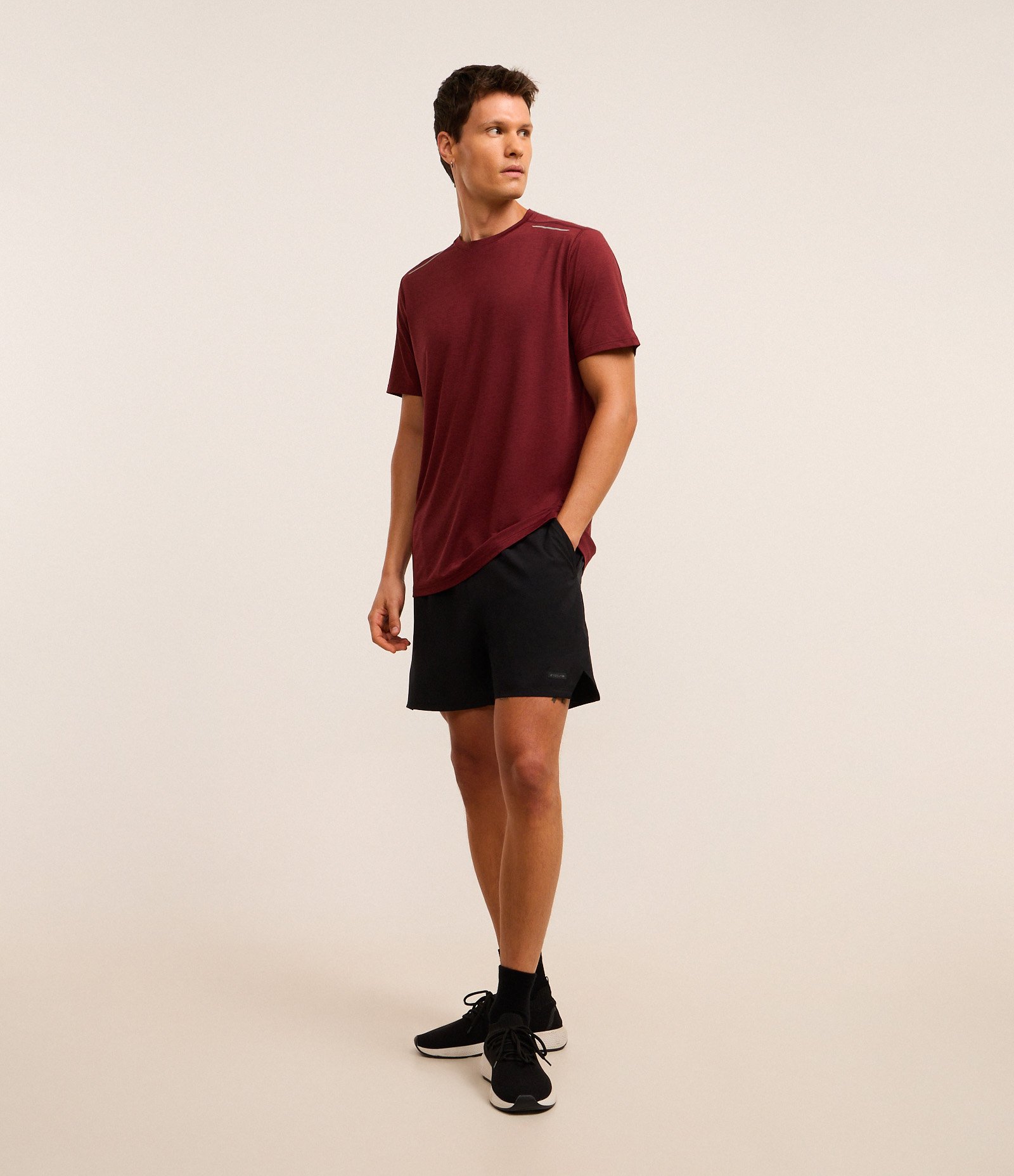 Camiseta Esportiva com Tecnologia Dry e Detalhes Refletivos Vermelho Bordô 2