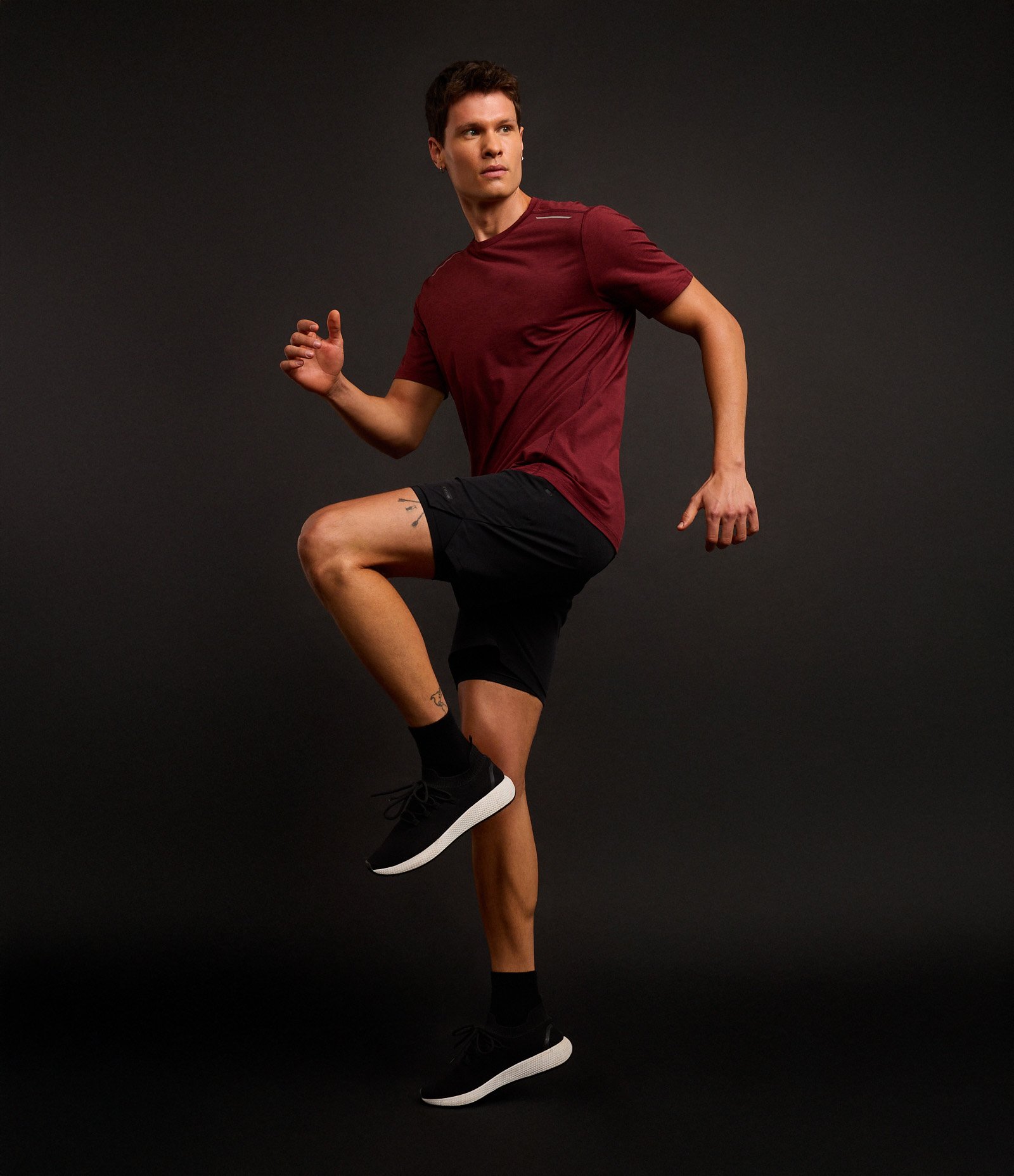 Camiseta Esportiva com Tecnologia Dry e Detalhes Refletivos Vermelho Bordô 3