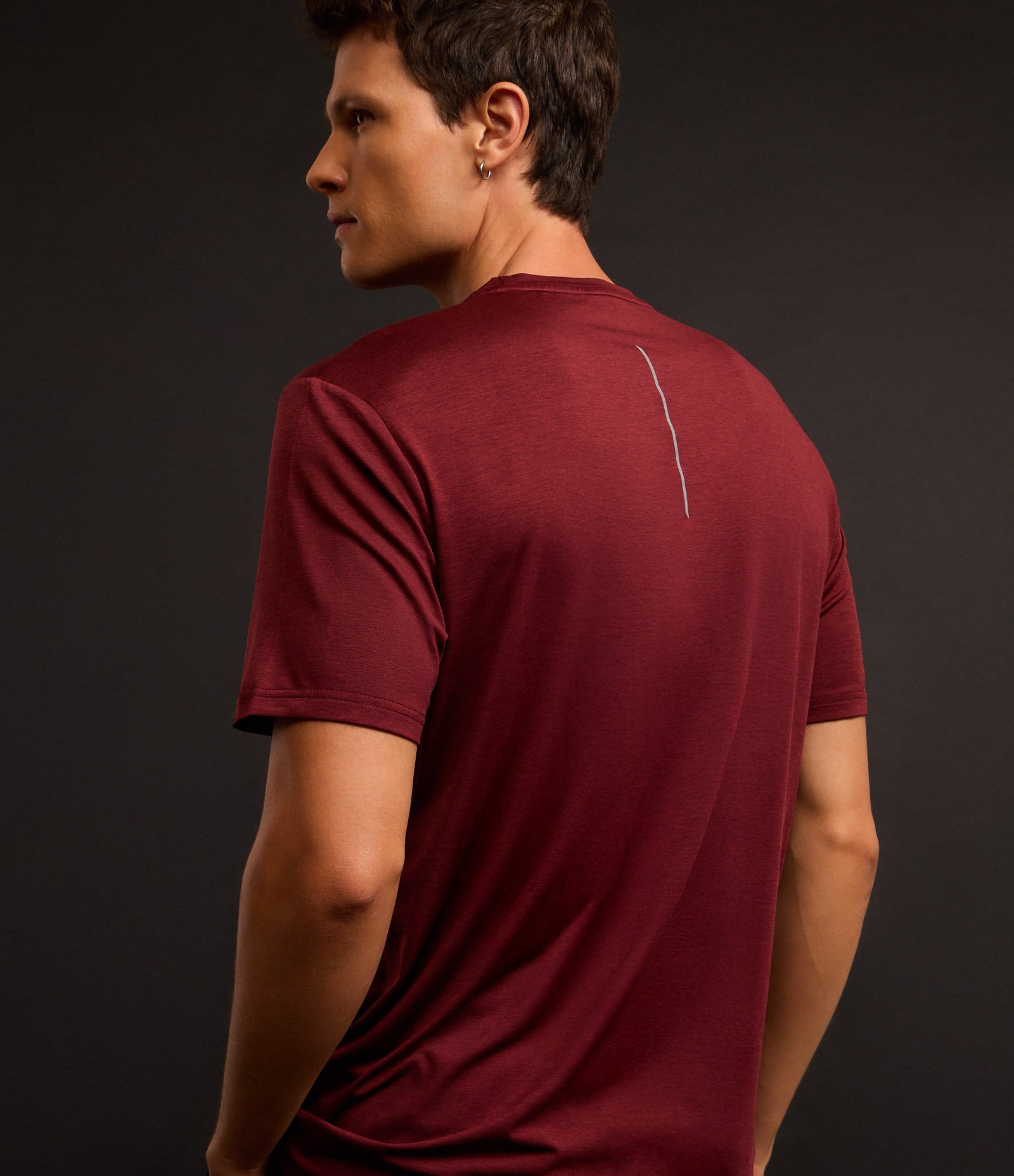 Camiseta Esportiva com Tecnologia Dry e Detalhes Refletivos Vermelho Bordô 4