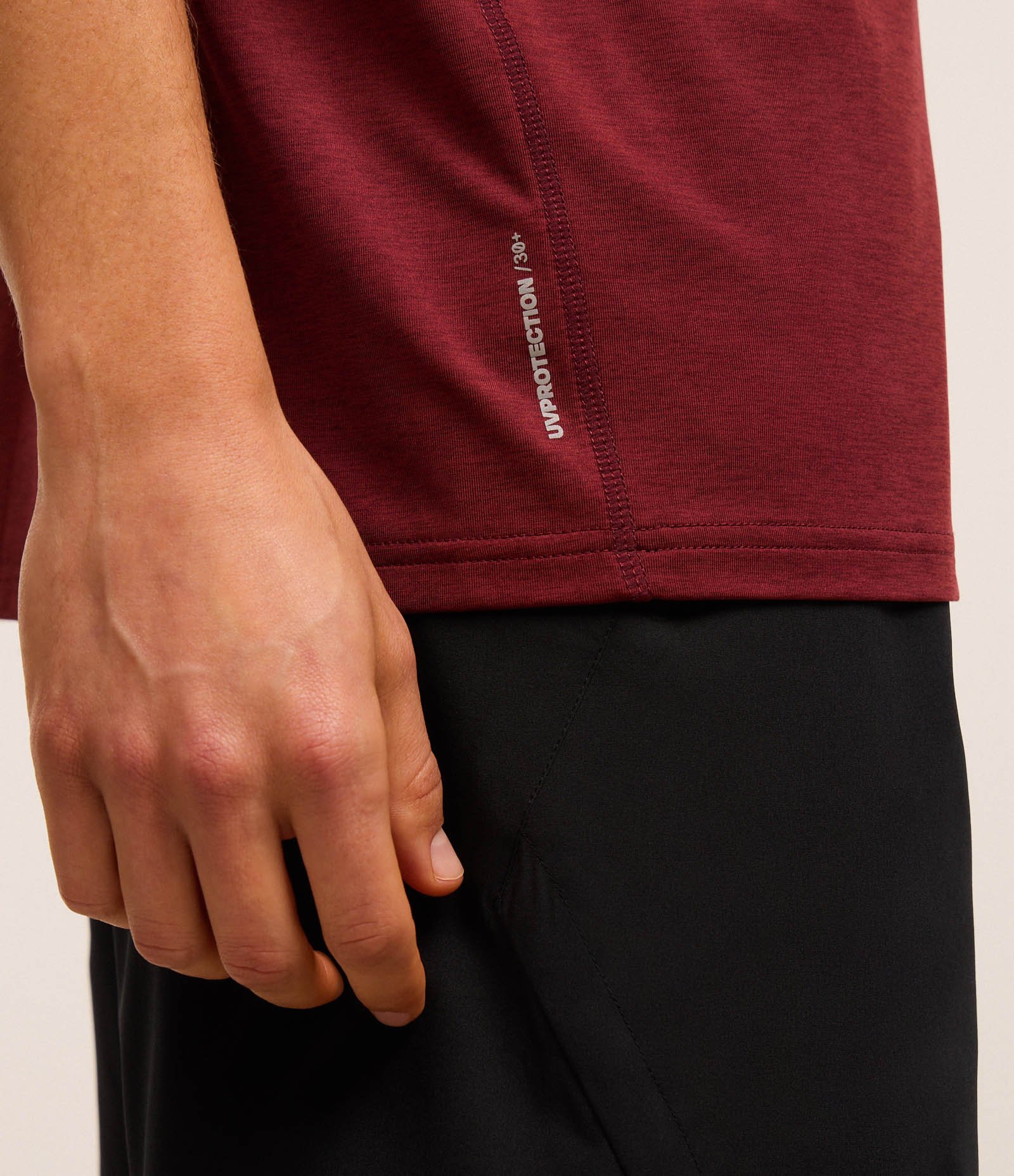 Camiseta Esportiva com Tecnologia Dry e Detalhes Refletivos Vermelho Bordô 5