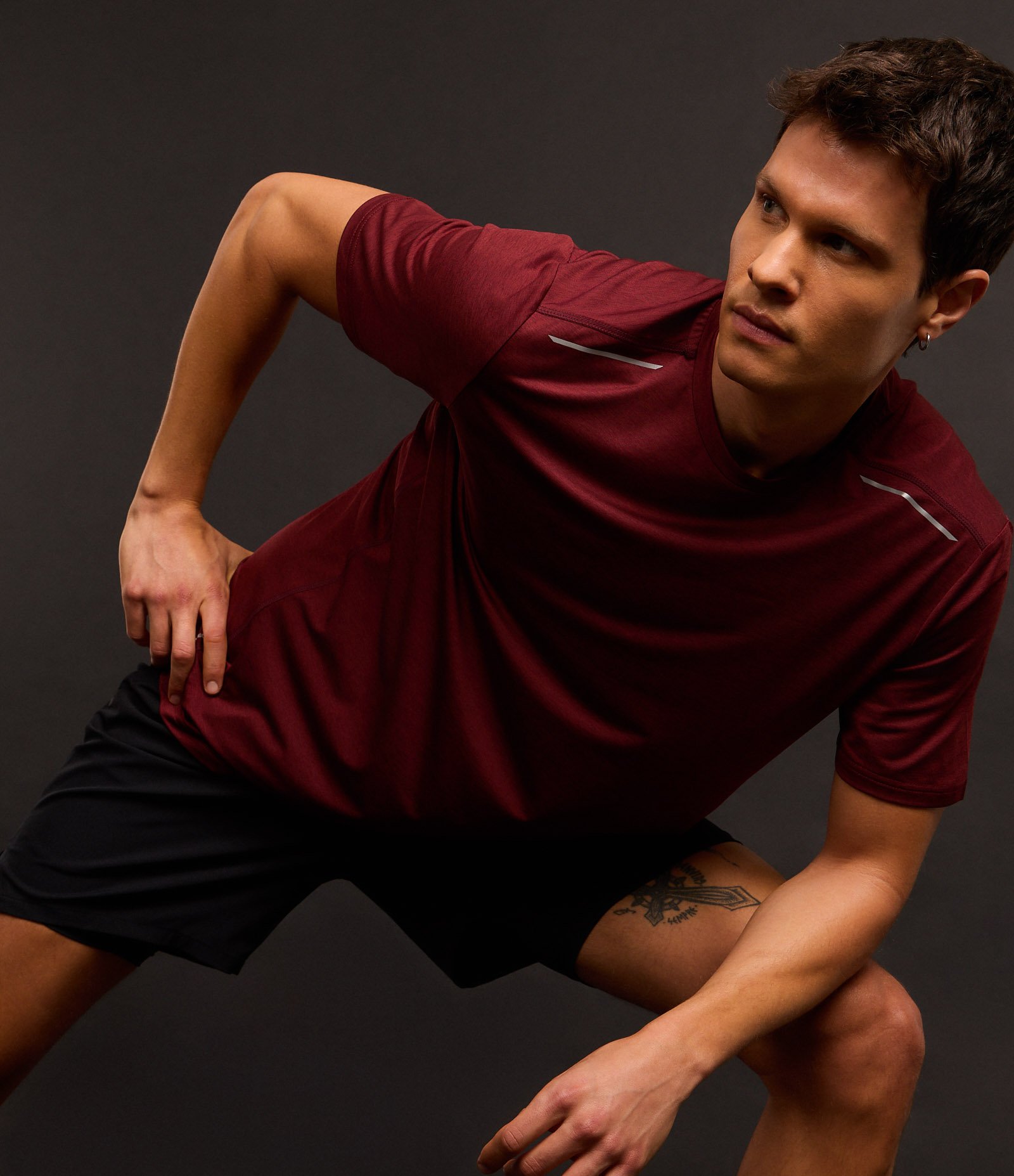 Camiseta Esportiva com Tecnologia Dry e Detalhes Refletivos Vermelho Bordô 6