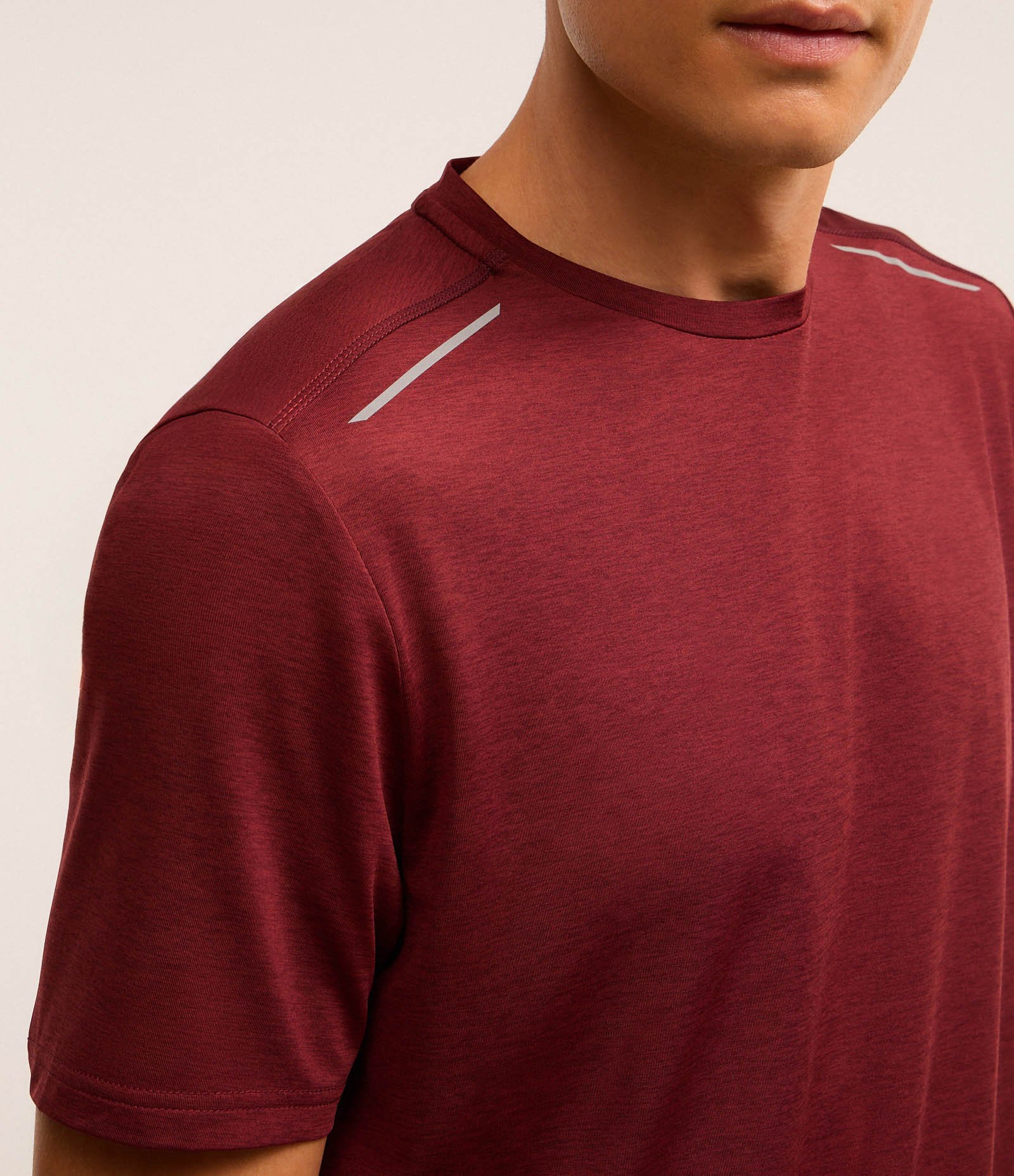 Camiseta Esportiva com Tecnologia Dry e Detalhes Refletivos Vermelho Bordô 7