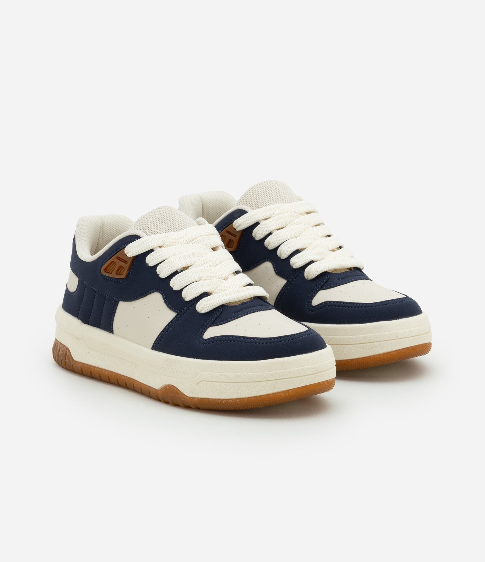 Tênis com Detalhes Contrastantes e Fechamento de Cadarço Off White/ Azul 2