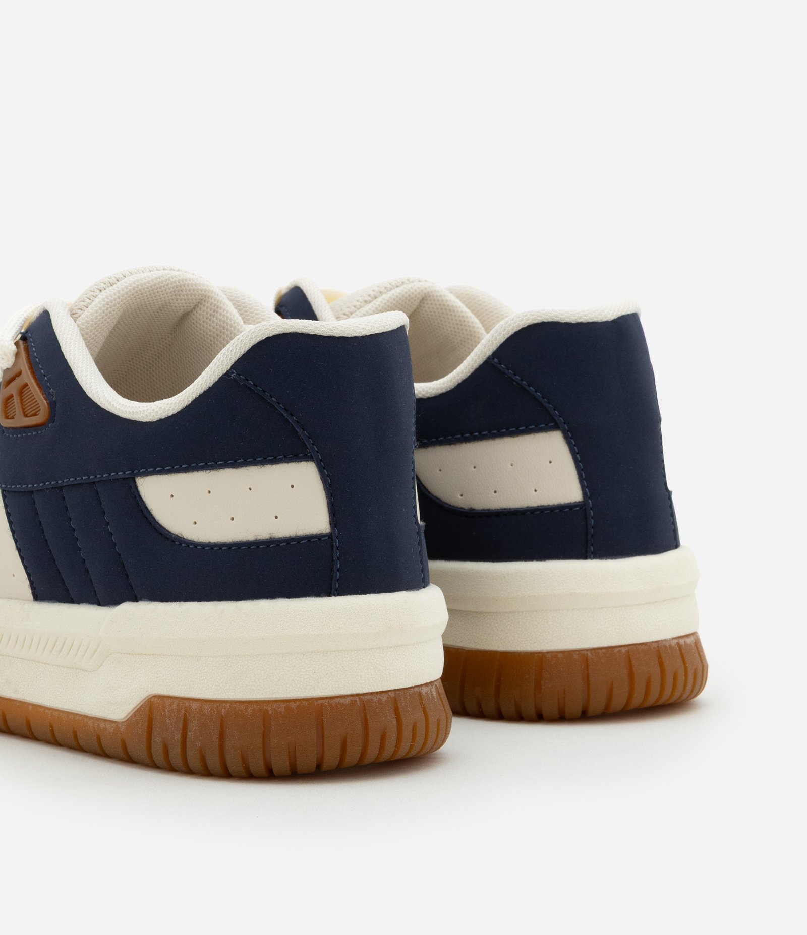 Tênis com Detalhes Contrastantes e Fechamento de Cadarço Off White/ Azul 6