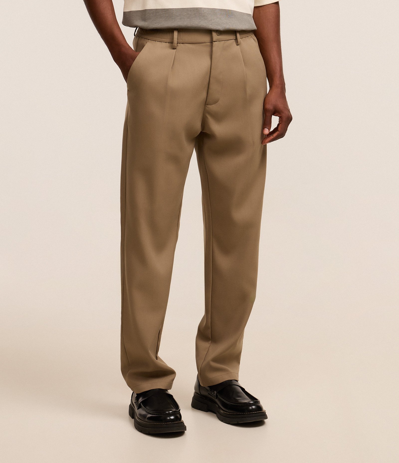 Calça Loose Alfaiatada com Pregas Bege 2