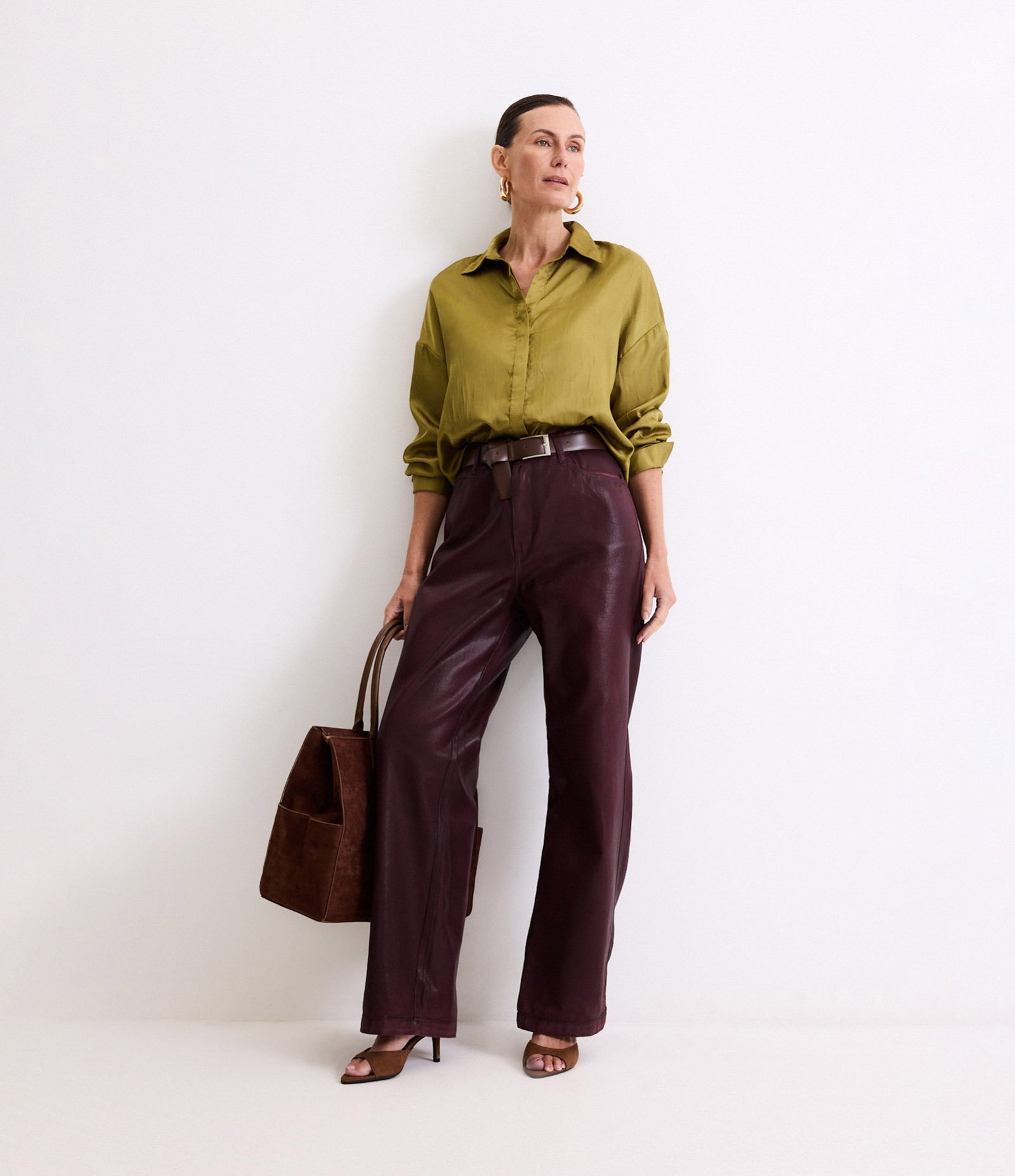 Calça Reta em Jeans Resinado com Cintura Alta Marrom 5