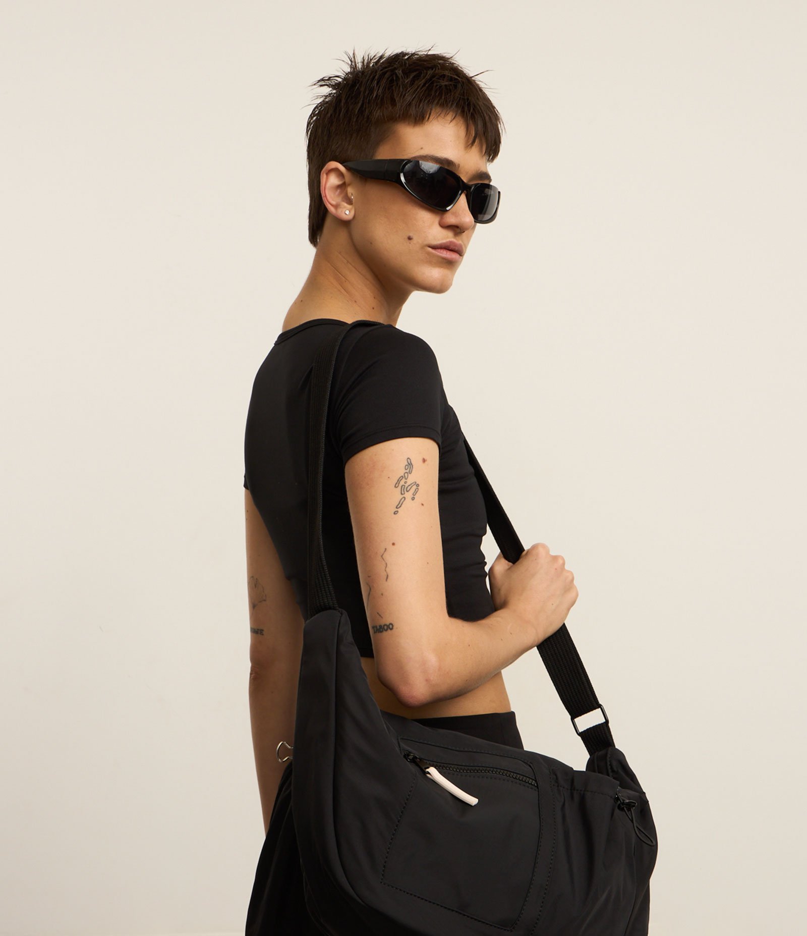 Camiseta Cropped Esportiva em Microfibra com Toque Suave Preto 3