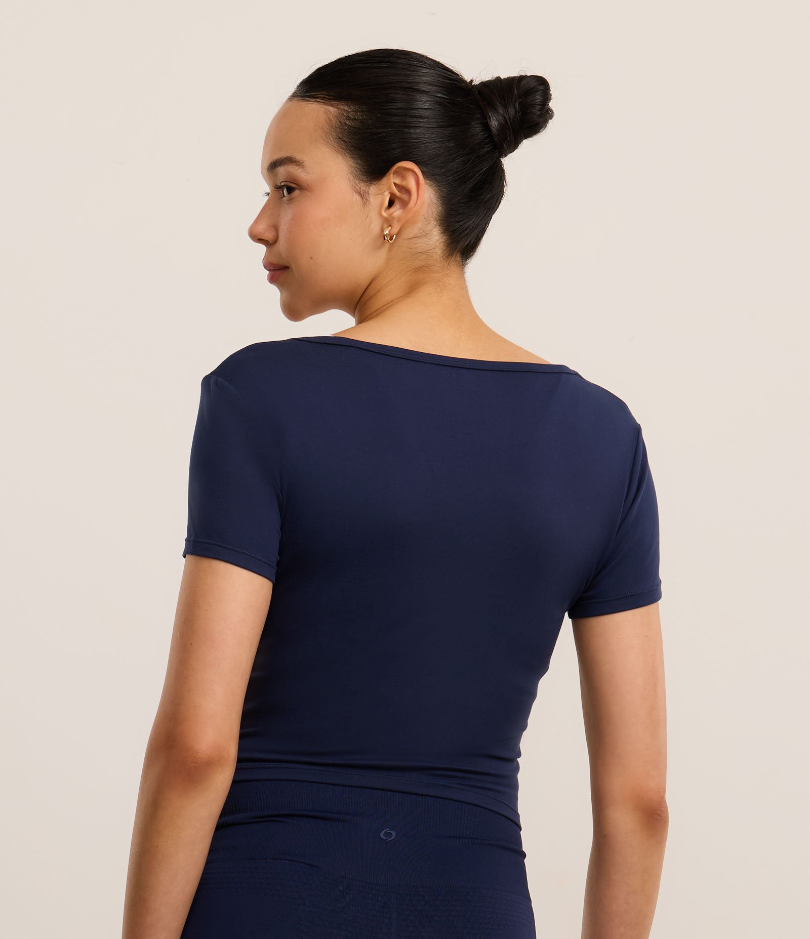 Camiseta Cropped Esportiva em Microfibra com Toque Suave Azul Marinho 4