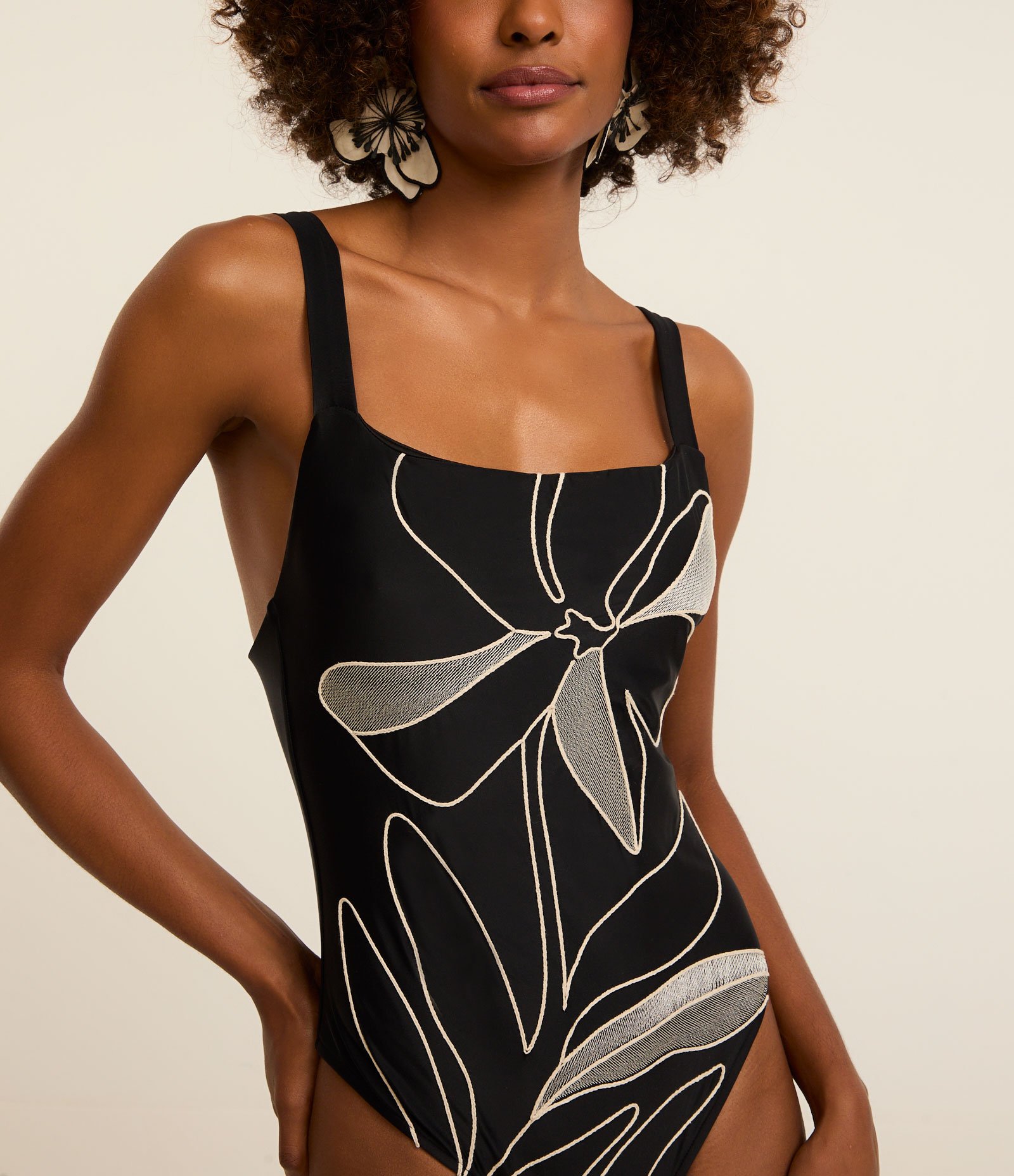 Maiô em Microfibra Leve com Bordado Floral com Alça Larga Preto 2