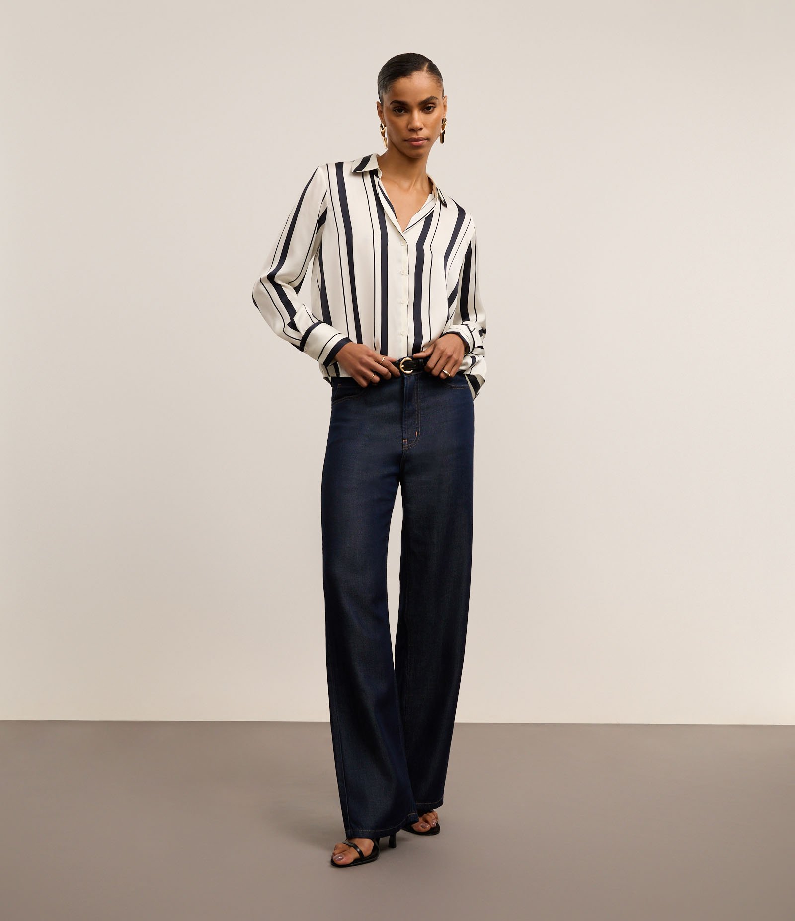 Camisa Acetinada com Listras e Vista com Botões Off White/Azul 2