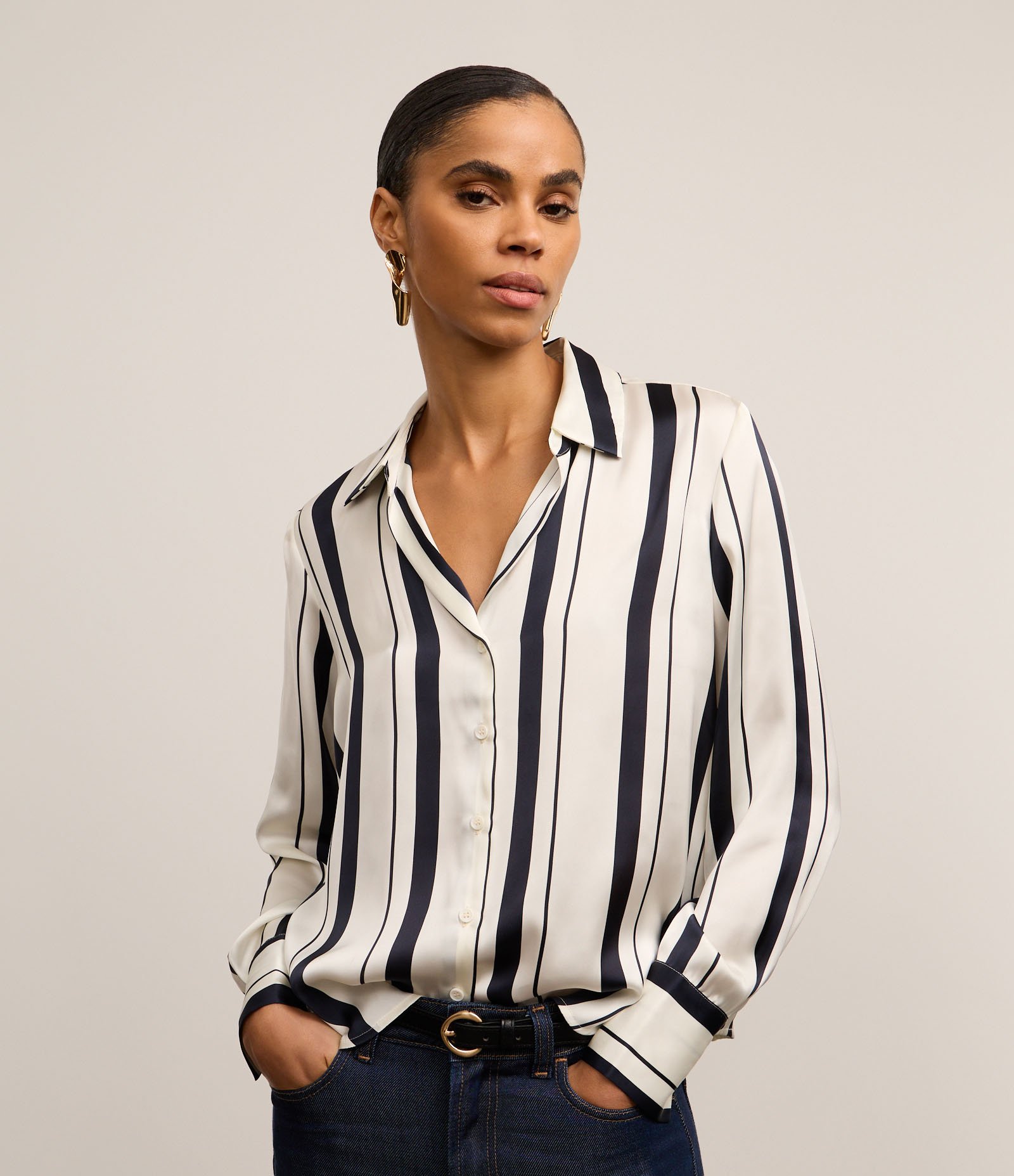 Camisa Acetinada com Listras e Vista com Botões Off White/Azul 3