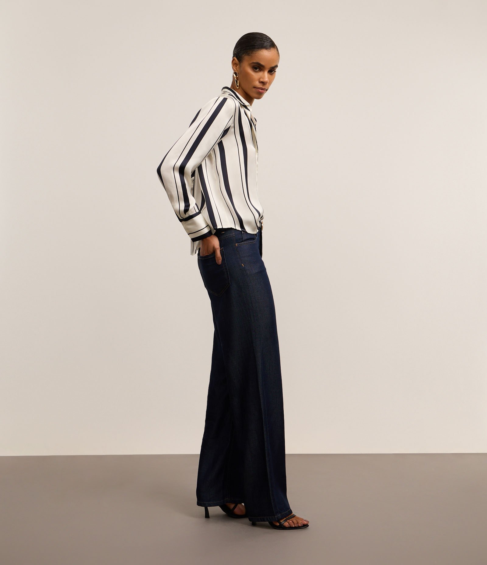 Camisa Acetinada com Listras e Vista com Botões Off White/Azul 4