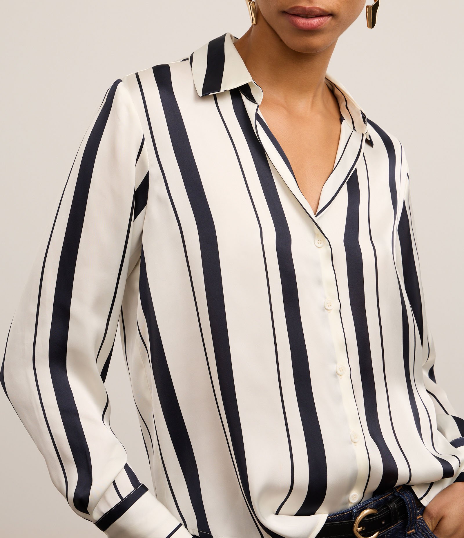 Camisa Acetinada com Listras e Vista com Botões Off White/Azul 5