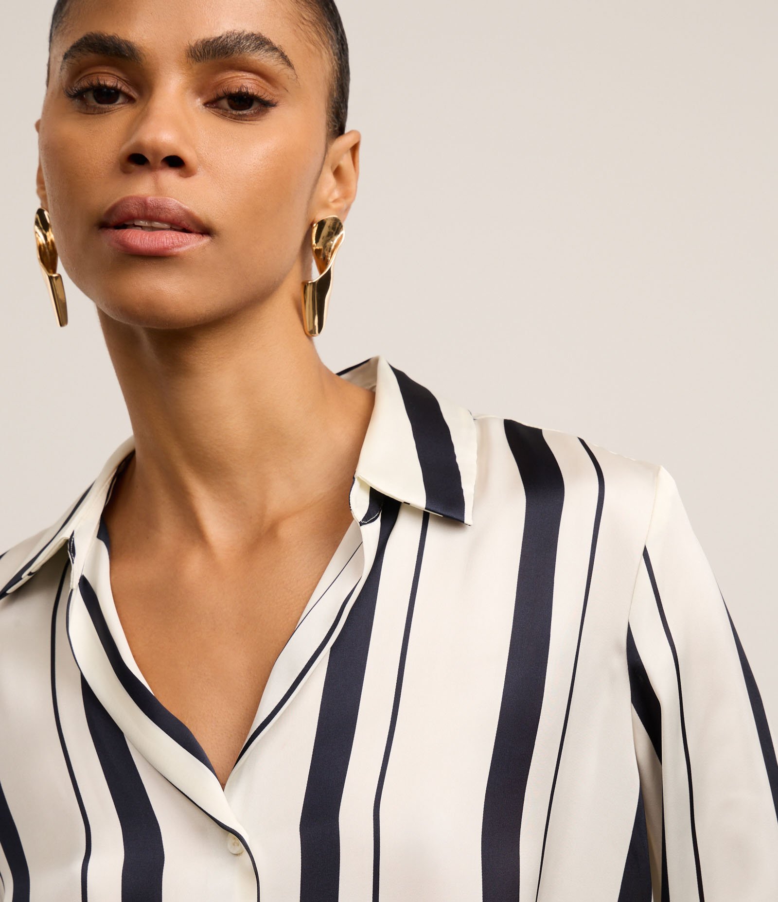 Camisa Acetinada com Listras e Vista com Botões Off White/Azul 6