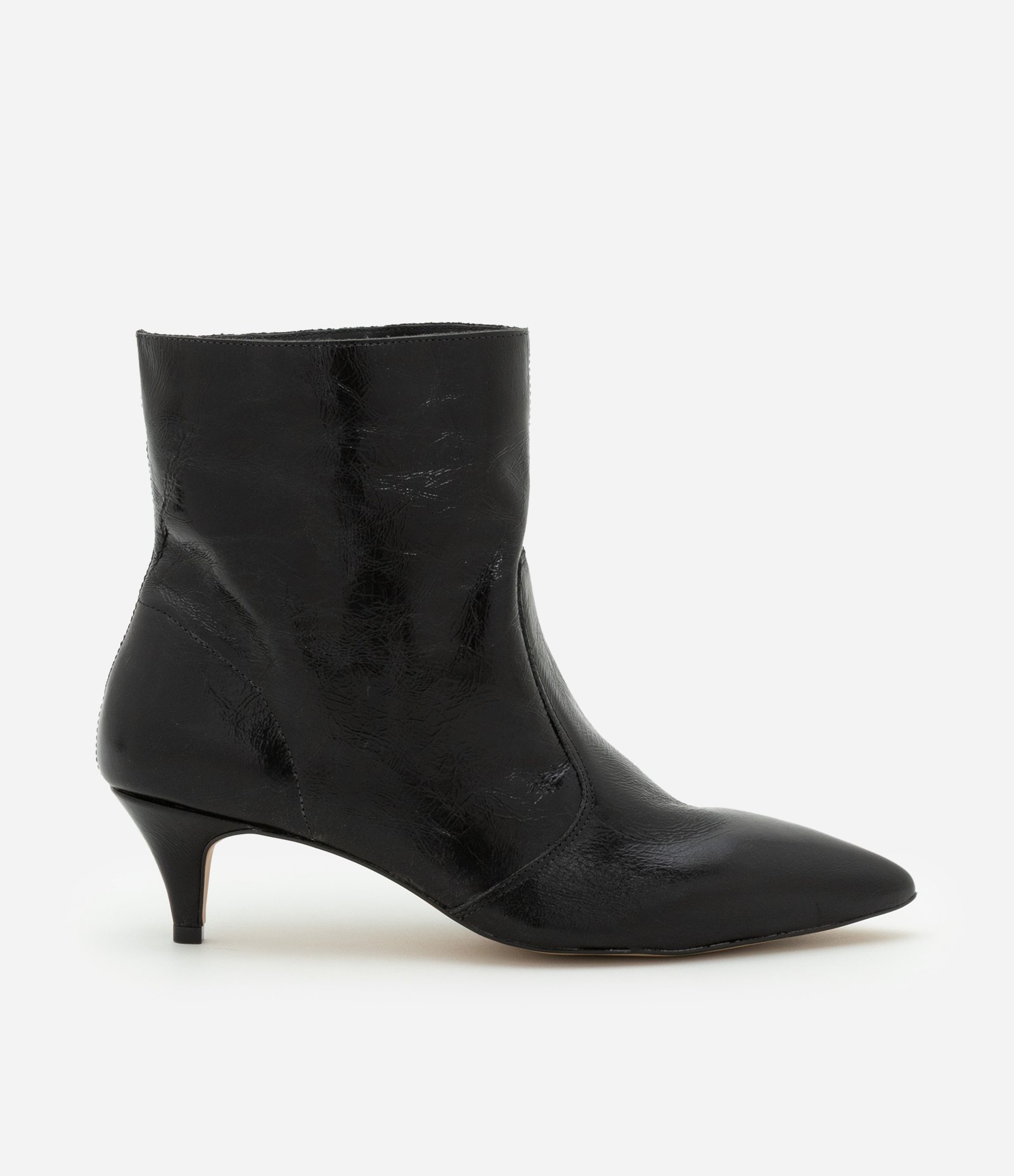 Bota Cano Médio em Couro com Bico e Salto Fino Preto 1