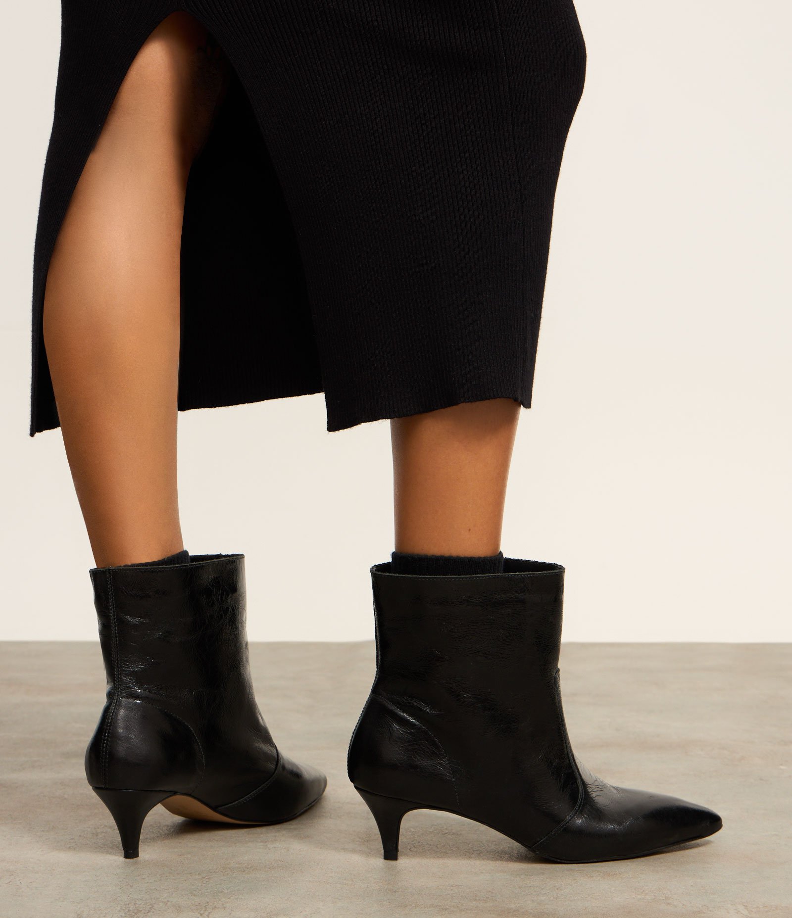 Bota Cano Médio em Couro com Bico e Salto Fino Preto 2