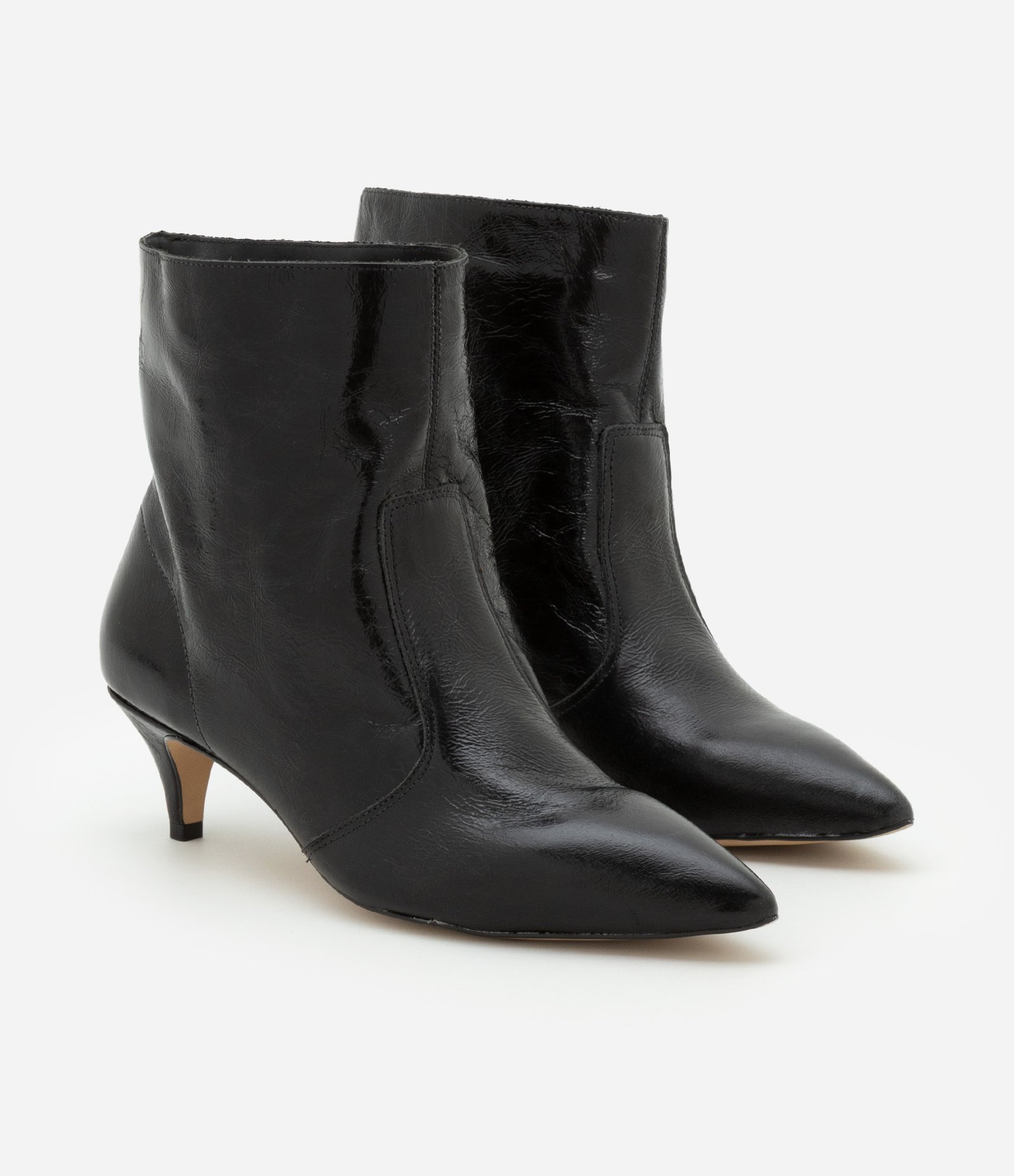 Bota Cano Médio em Couro com Bico e Salto Fino Preto 3