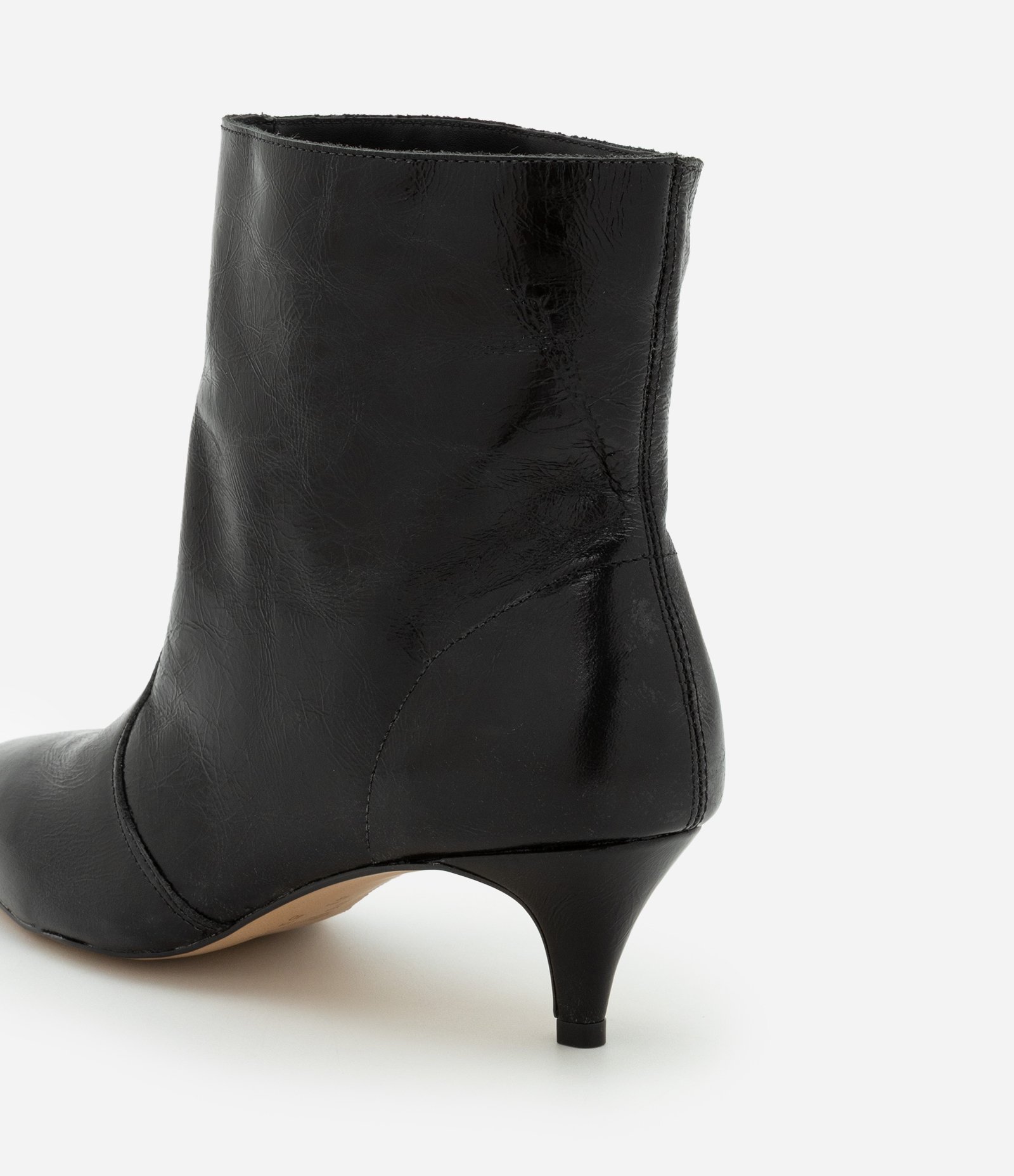 Bota Cano Médio em Couro com Bico e Salto Fino Preto 4