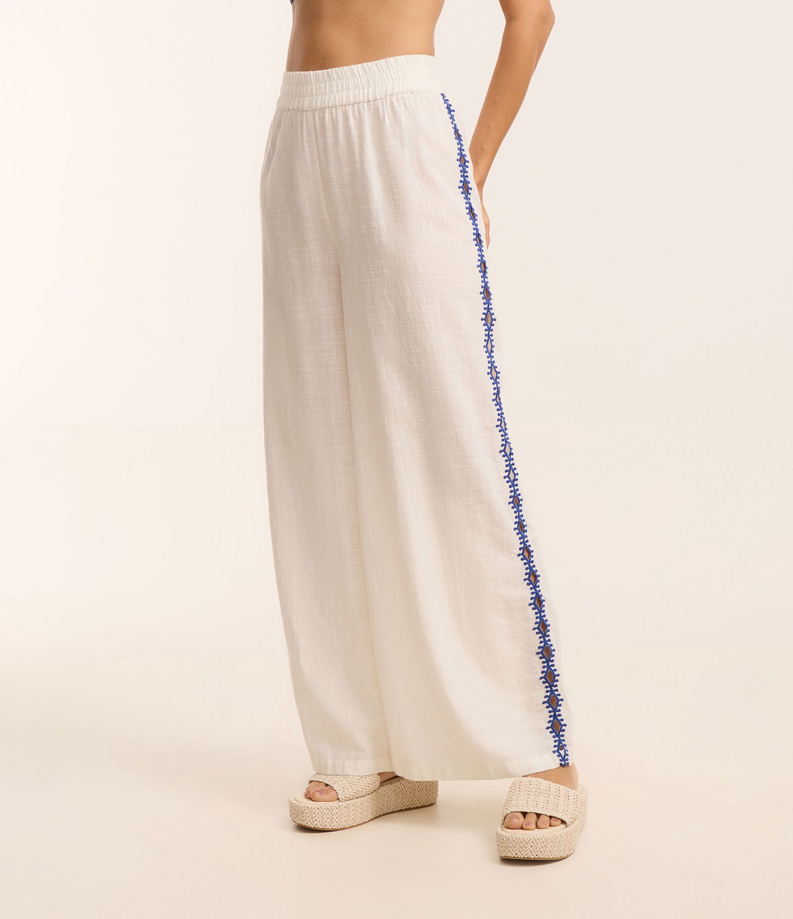 Saída de Praia Calça Pantalona em Voal com Bordado e Vazado Lateral Branco 2