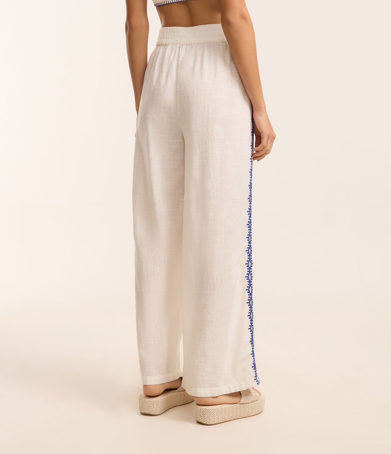 Saída de Praia Calça Pantalona em Voal com Bordado e Vazado Lateral Branco 3