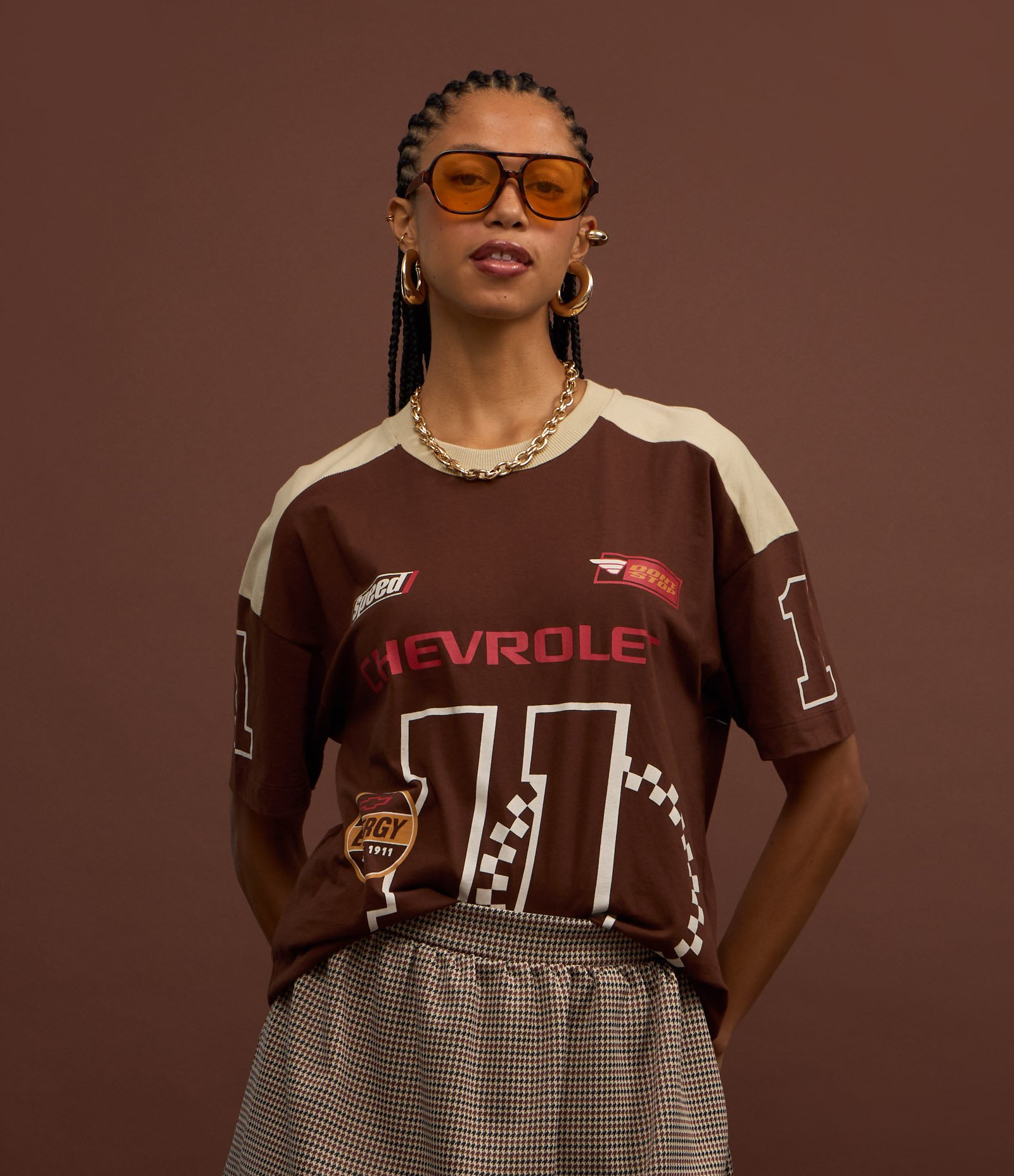 Camiseta Oversized com Recorte Contrastante e Estampa Chevrolet Marrom 4