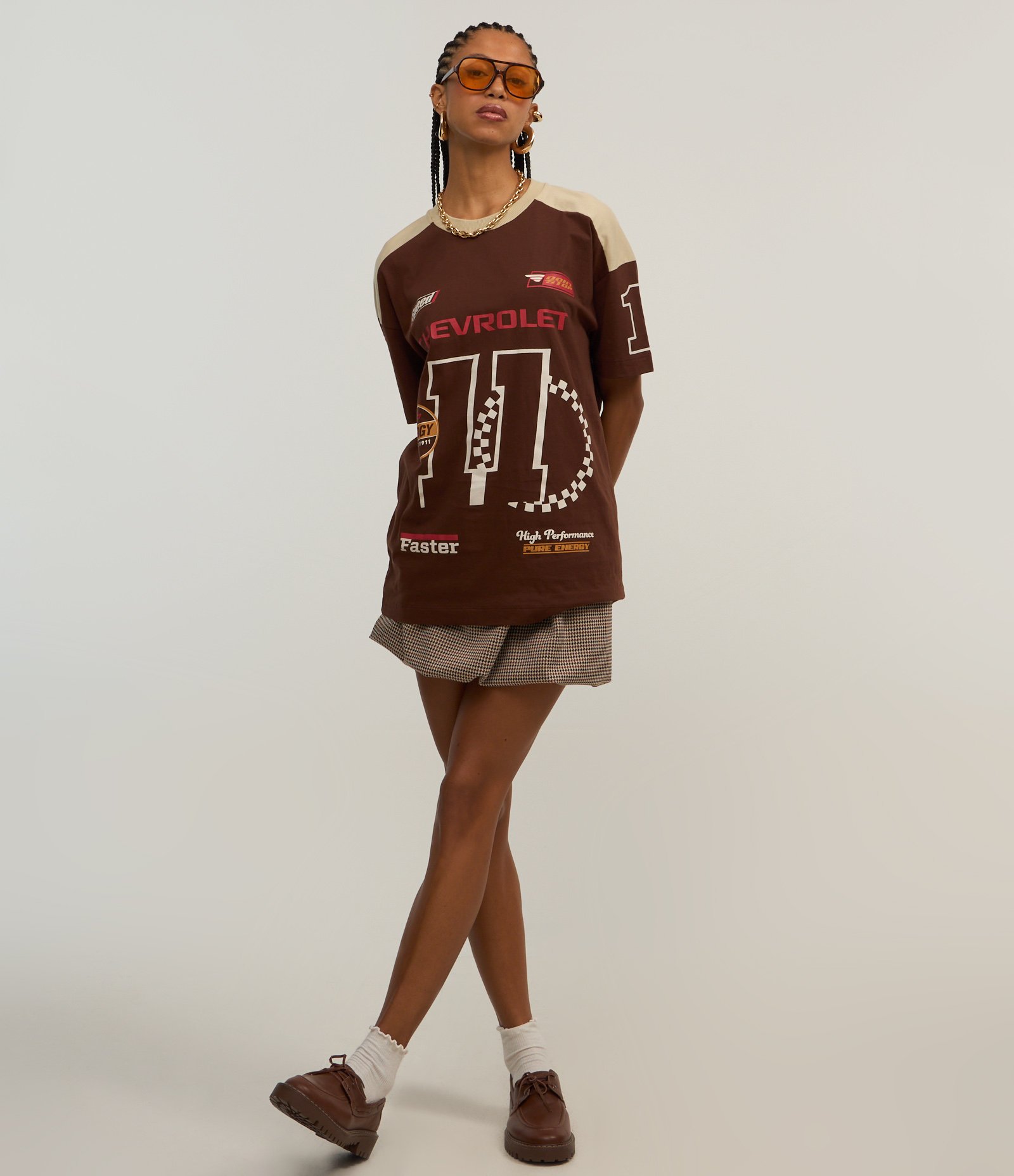 Camiseta Oversized com Recorte Contrastante e Estampa Chevrolet Marrom 2