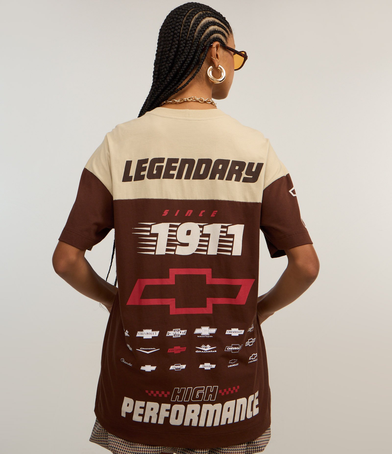 Camiseta Oversized com Recorte Contrastante e Estampa Chevrolet Marrom 3