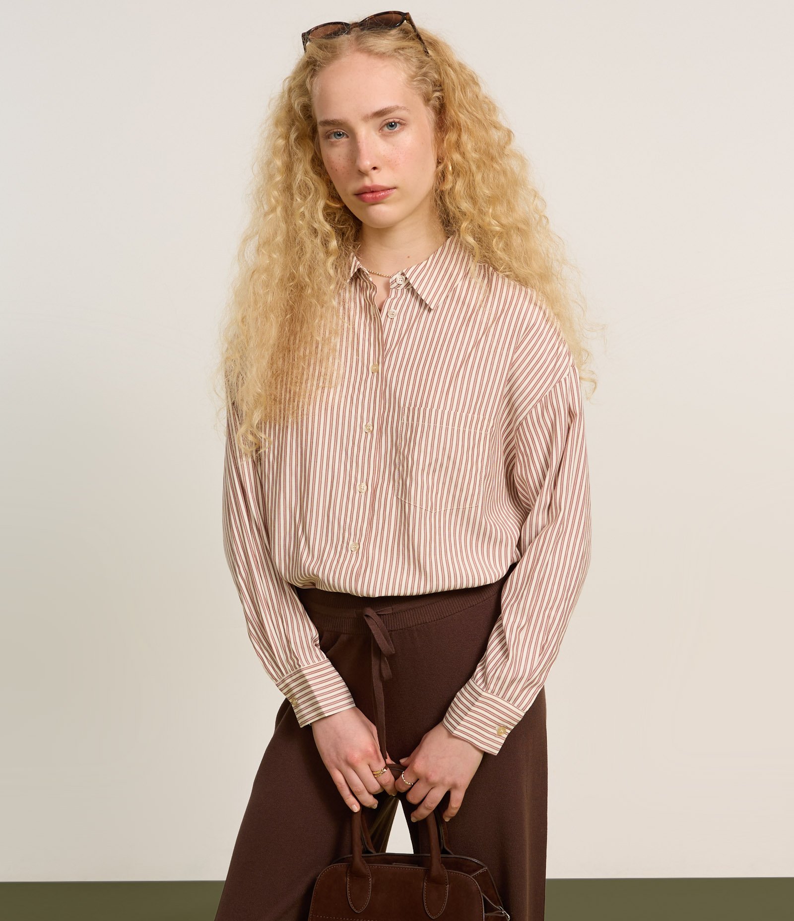 Camisa Alongada em Tricoline Listrada e Punho Largo Marrom Claro 4