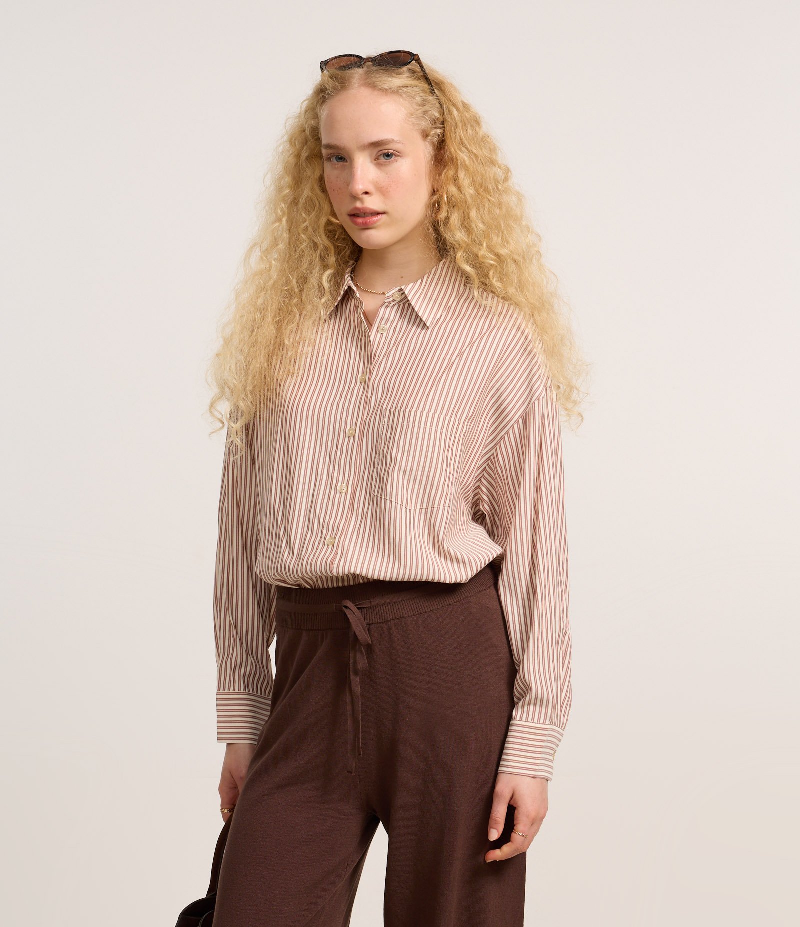 Camisa Alongada em Tricoline Listrada e Punho Largo Marrom Claro 1