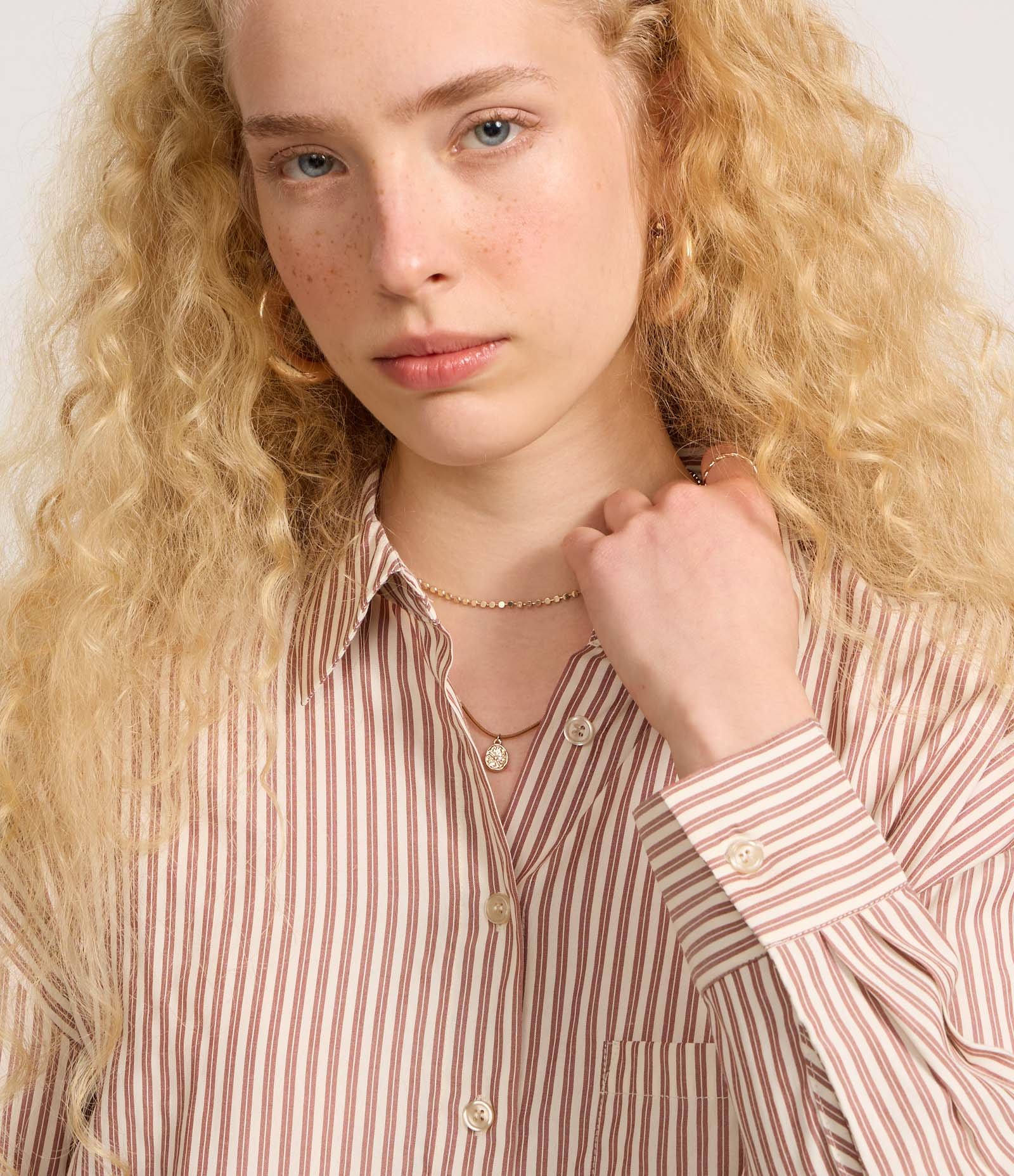 Camisa Alongada em Tricoline Listrada e Punho Largo Marrom Claro 3