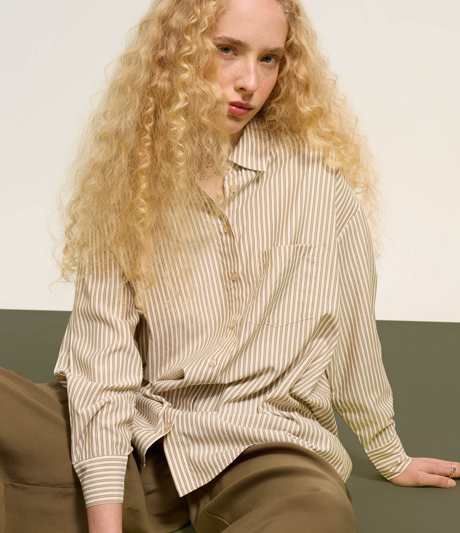 Camisa Alongada em Tricoline Listrada e Punho Largo Verde 4