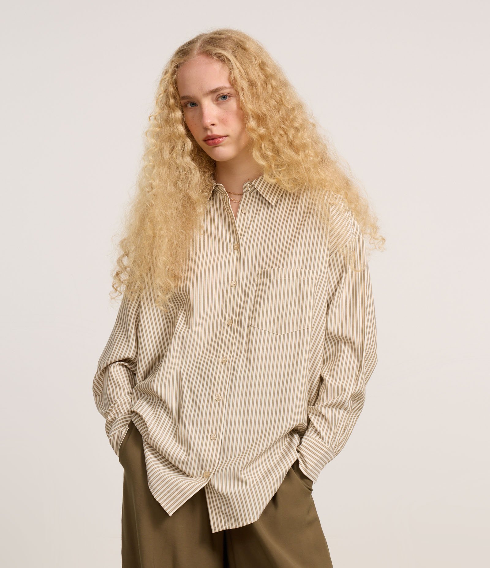 Camisa Alongada em Tricoline Listrada e Punho Largo Verde 1