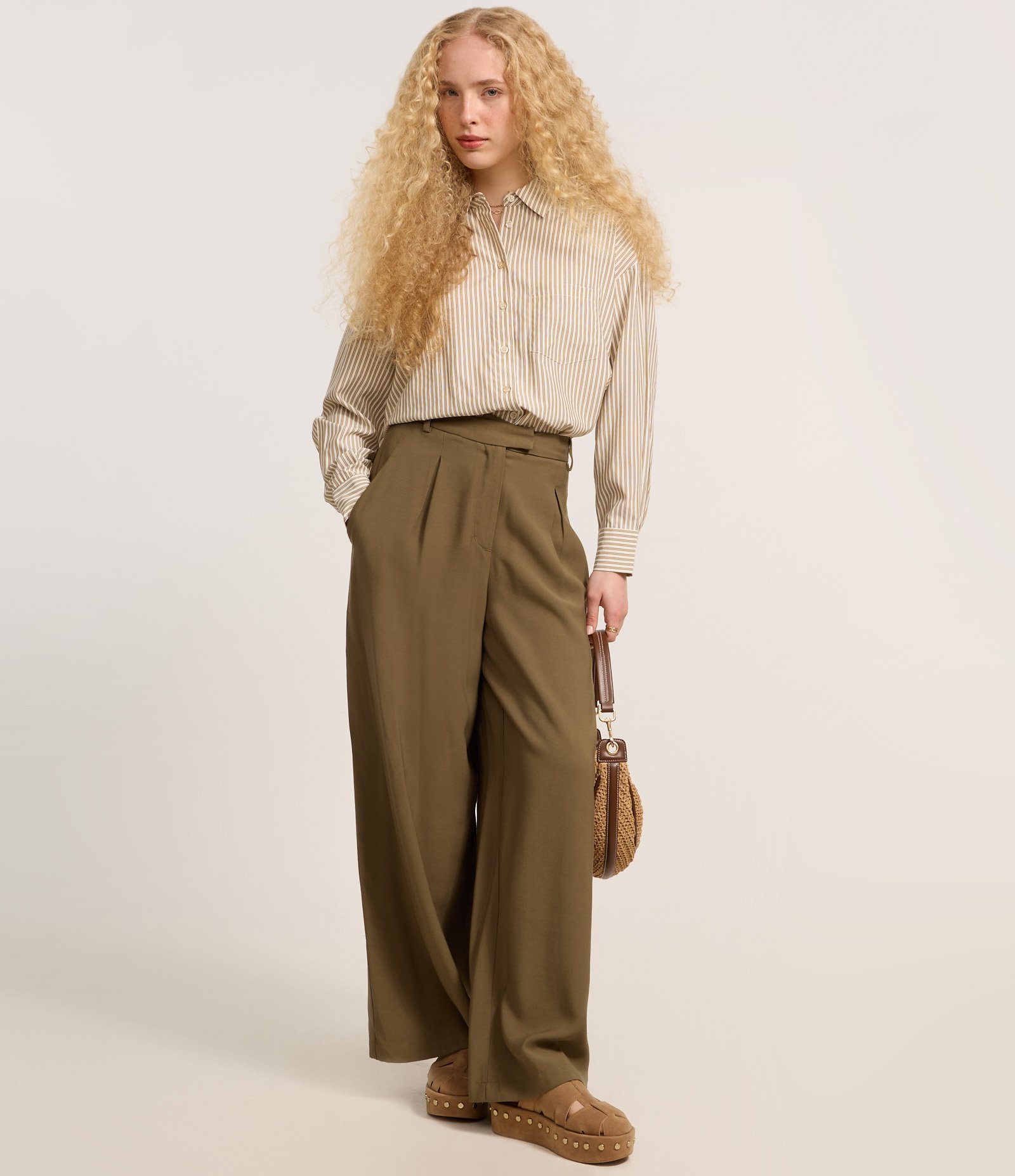 Camisa Alongada em Tricoline Listrada e Punho Largo Verde 2