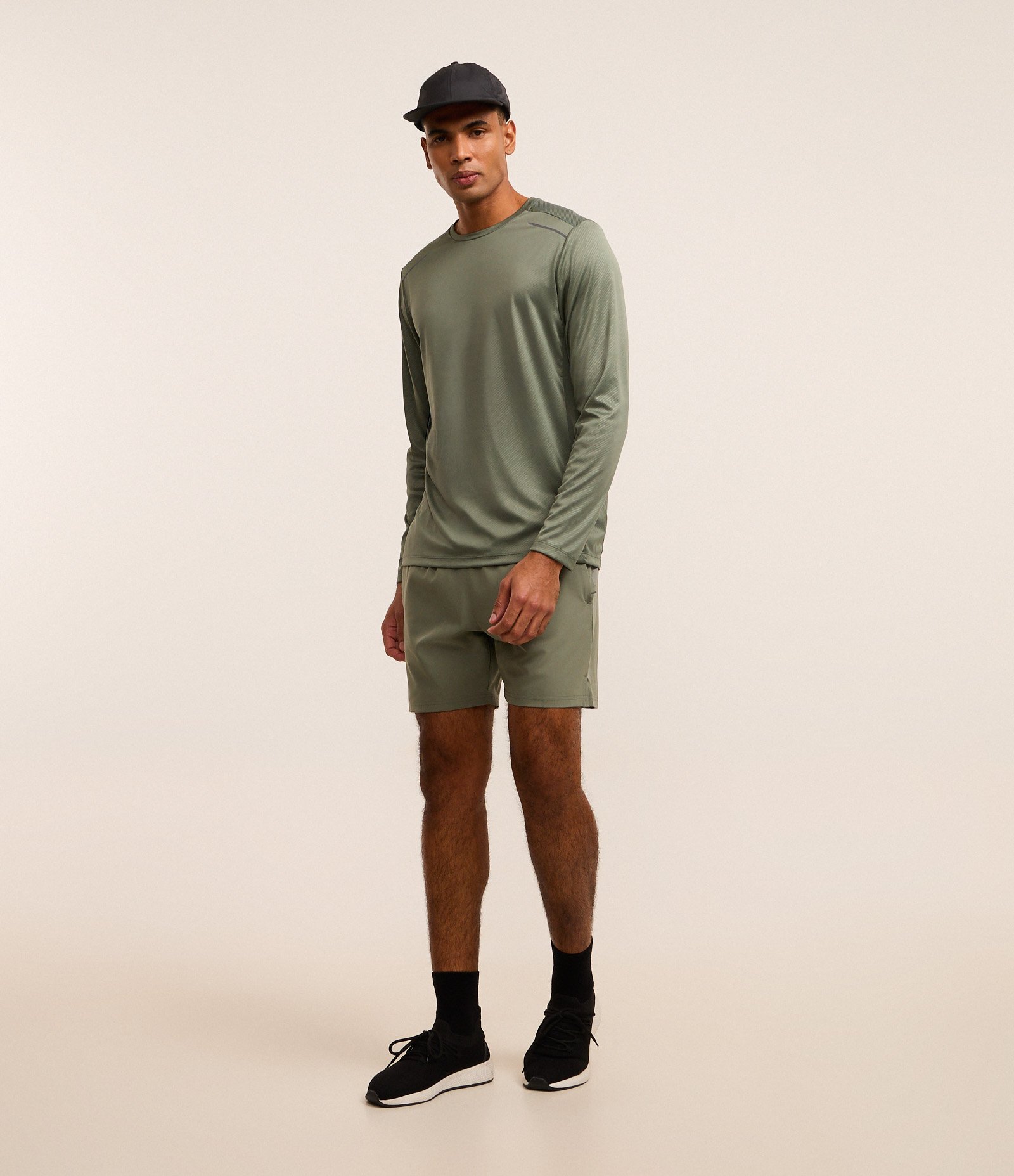 Camiseta Esportiva com Estampa Riscada com Proteção UV Verde Acinzentado 2