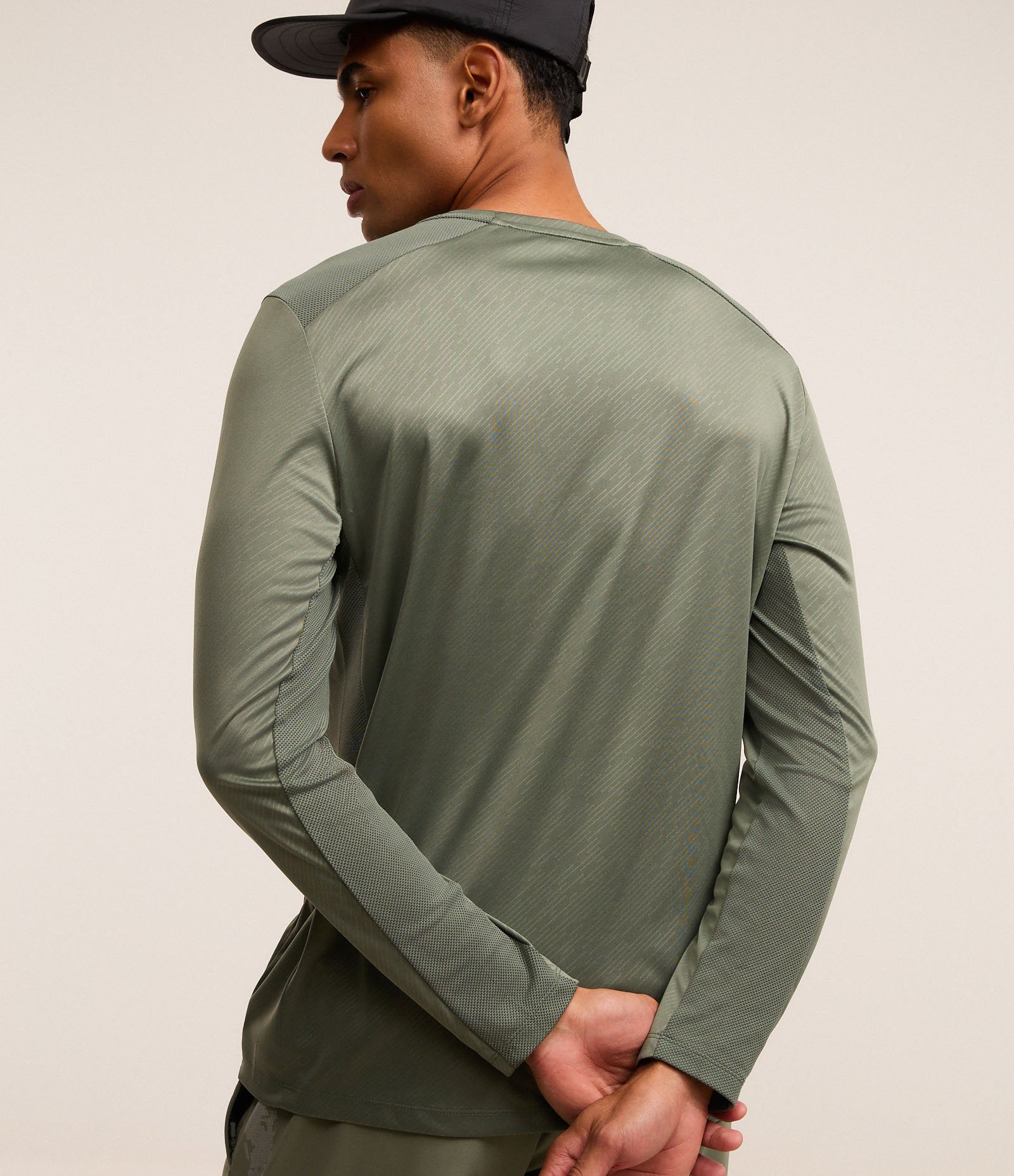 Camiseta Esportiva com Estampa Riscada com Proteção UV Verde Acinzentado 3